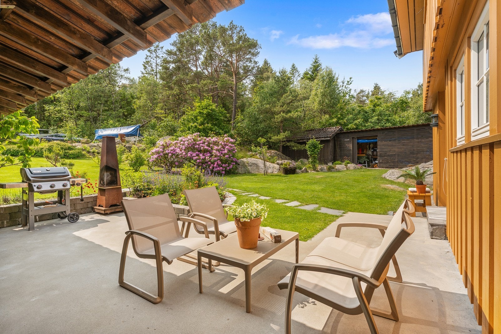 Koselig og lunt på den overbygde terrassen - her får du godt med kveldssol og fin ly Galleribilde