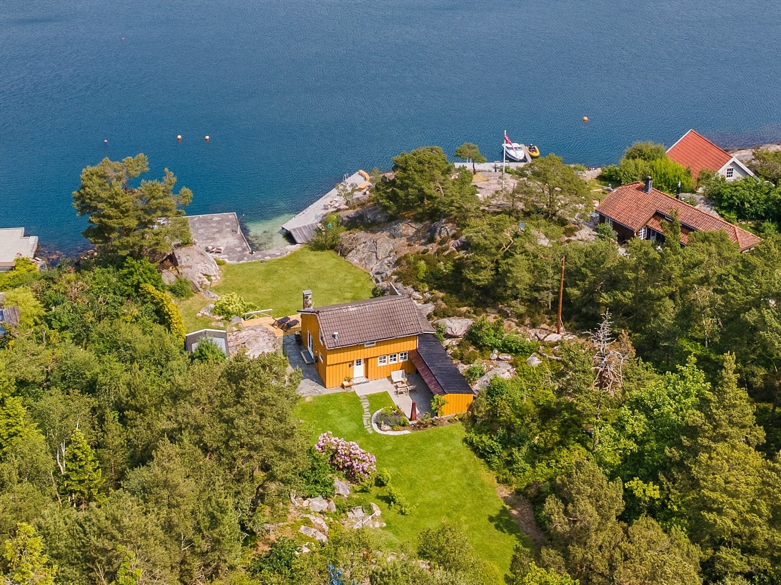 Hytten ligger veldig flott til i Dalskilen - i trygg le fra sjøen og vinden fra vest Galleribilde