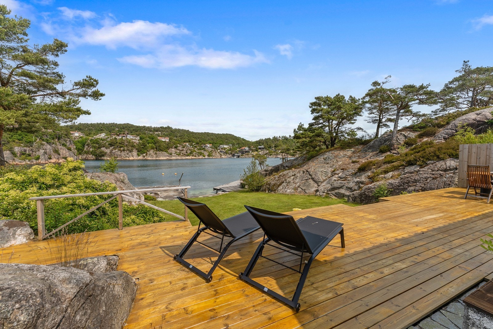 Her sitter du helt usjenert og kan nyte det fine vannspeilet i fred og ro eller har besøkt av familie og venner Galleribilde