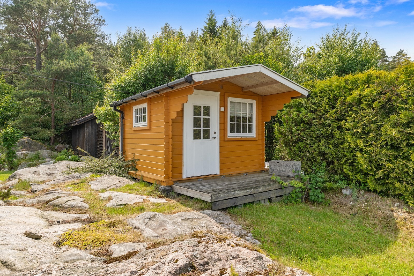 Sovehytte som er innredet med to sengeplasser - koselig og praktisk når storfamilien kommer Galleribilde