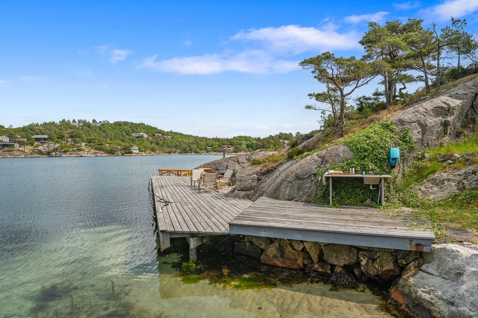 Her er det god plass til aktiviteter - det er lagt vann til bryggen hvor det er sløyebenk og vannslange Galleribilde