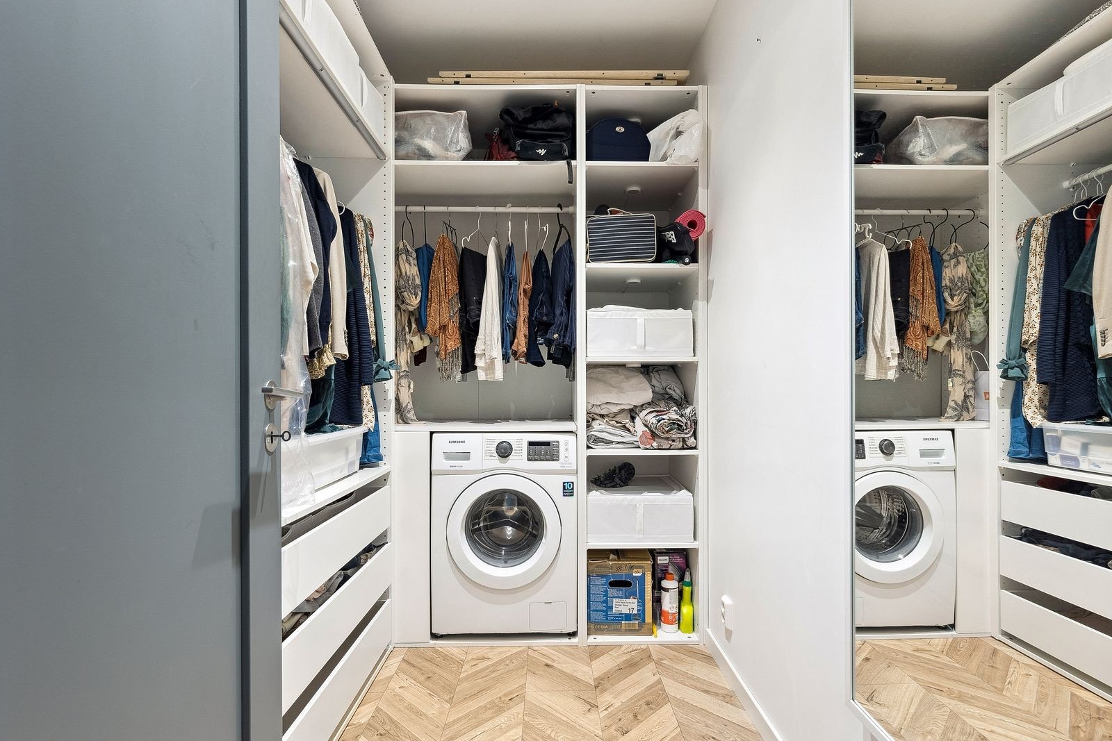 Walk in closet med opplegg for vaskemaskin. Galleribilde