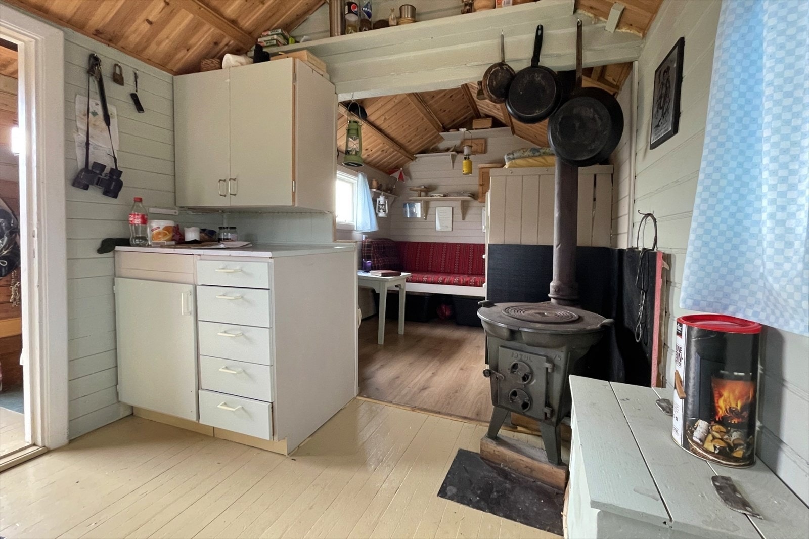 Oppholdsrom med kjøkkenkrok og vedfyring (Foto: privat) Galleribilde