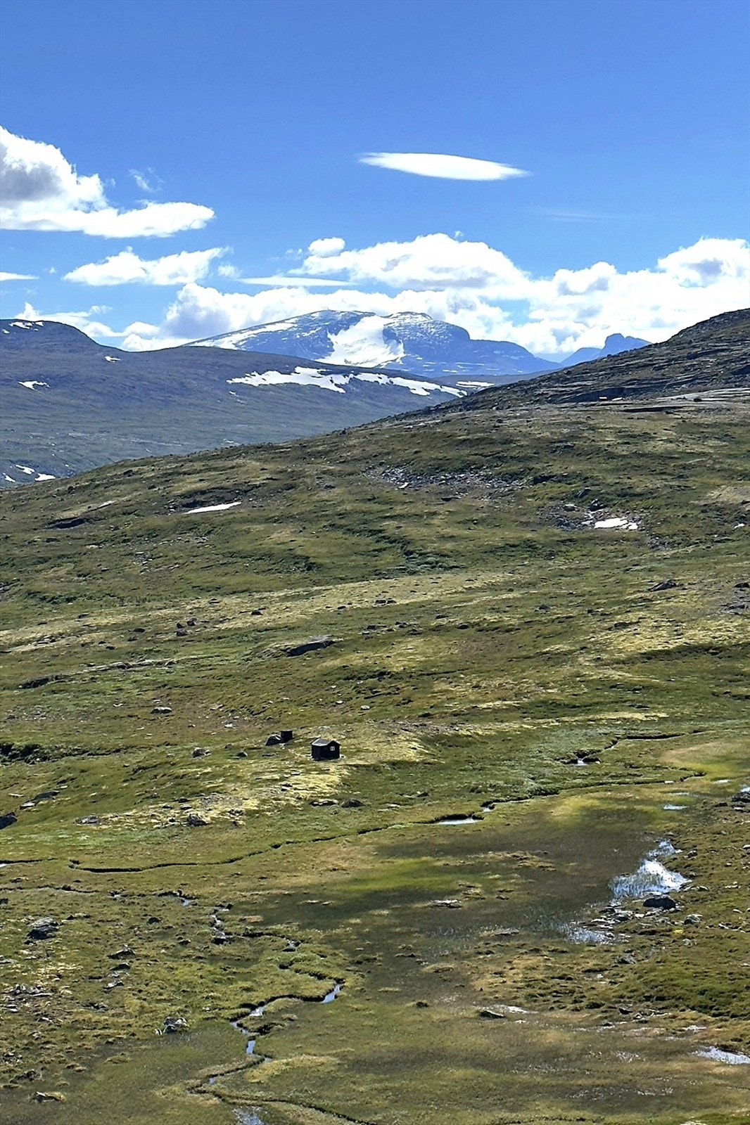 Beliggende ca. 1100 meter over havet, mellom Åmotsdalen, Snøfjellstjønna, Tverrfjellet og Gammalsæterhøa, omgitt av førsteklasses tur- og jaktterreng samt meget gode fiskevann (Foto: privat) Galleribilde