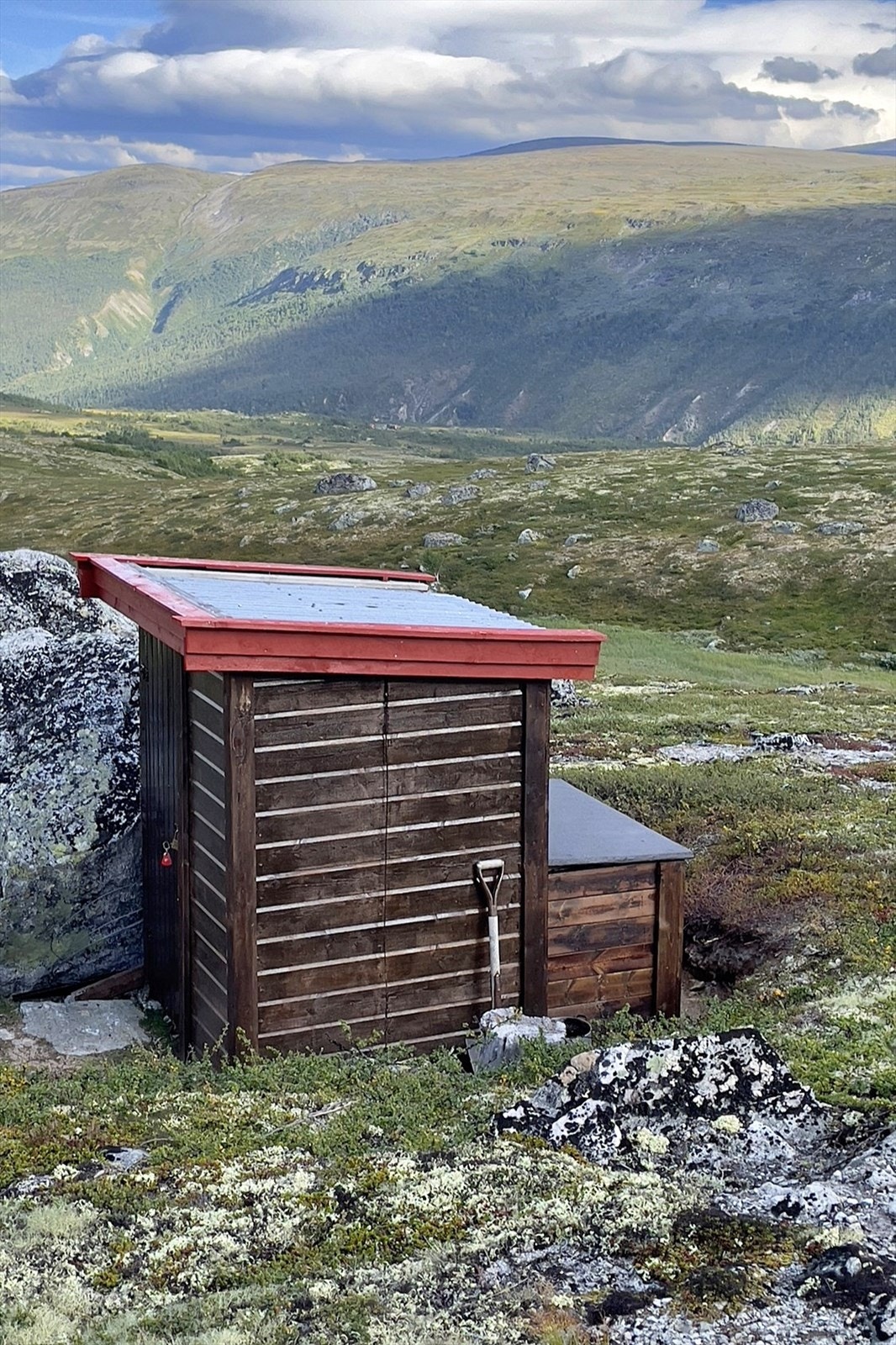 Toalettfasiliteter er ivaretatt med utedo i behørig avstand fra hytta (Foto: privat) Galleribilde