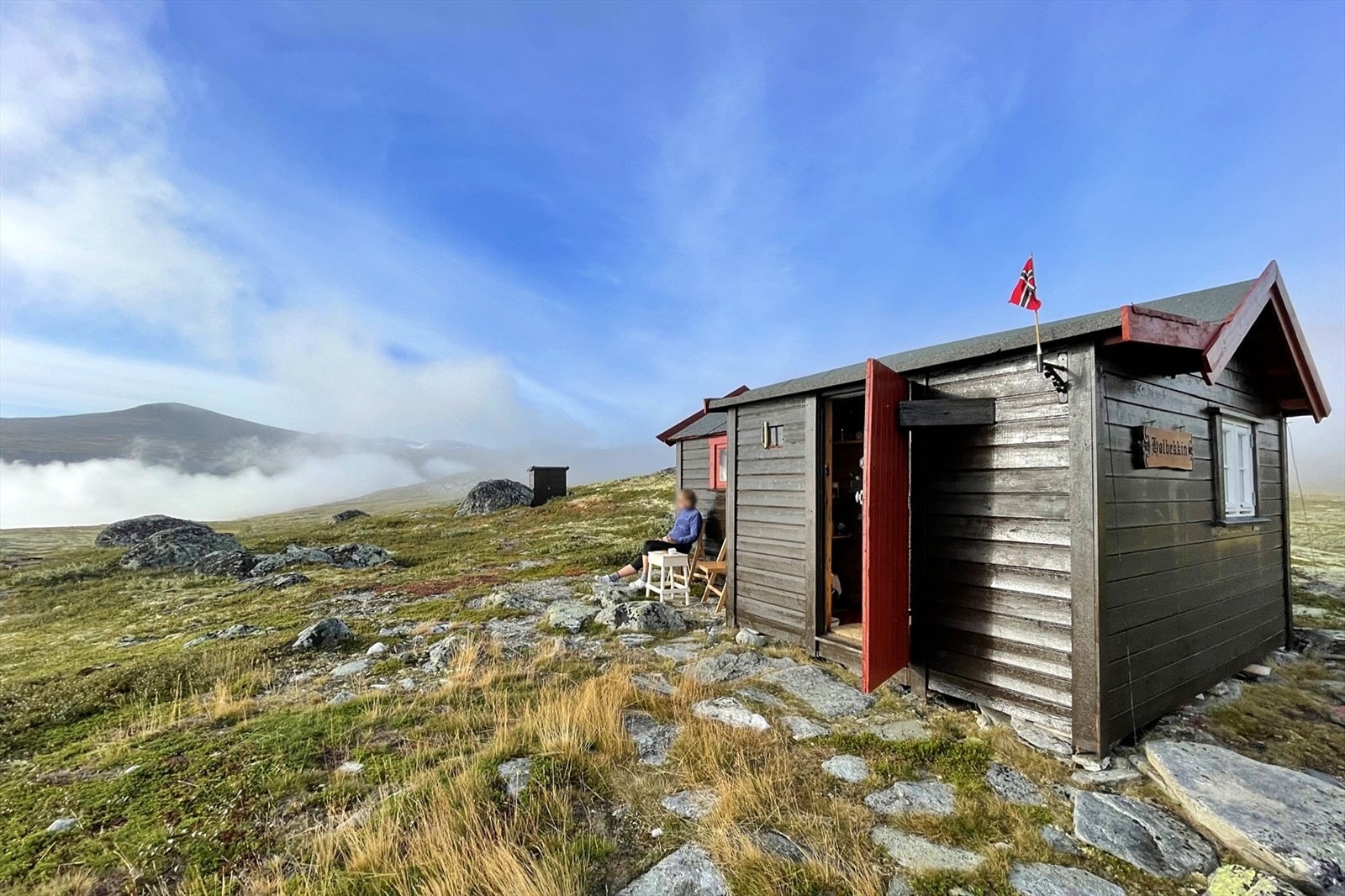 En hyggelig jakthytte i nasjonalparken mellom Snøfjellstjønna og Åmotsdalen (Foto: privat) Galleribilde