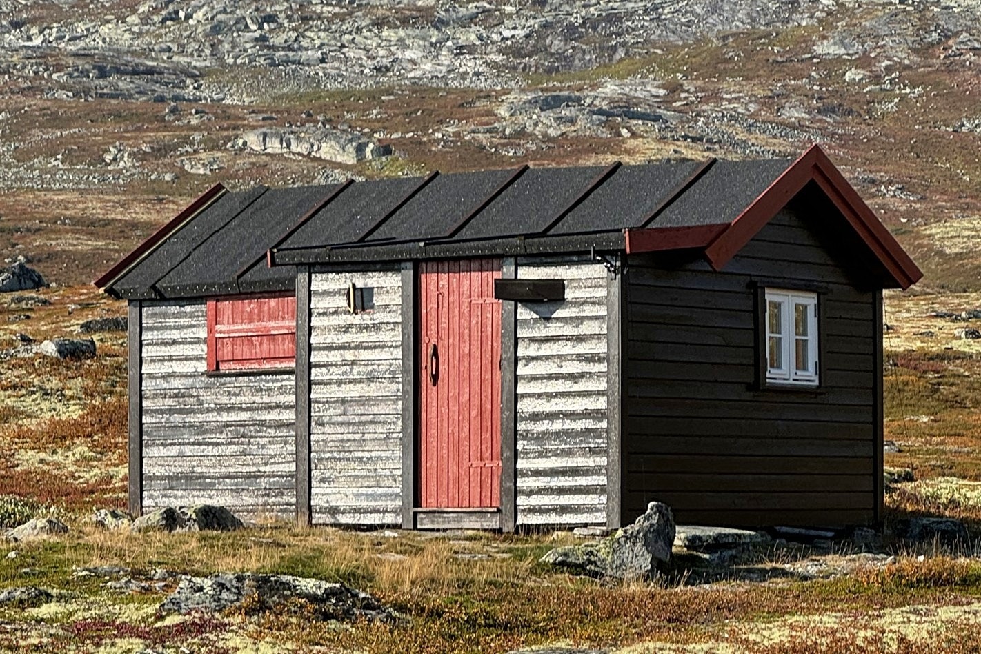 Enkel hytte oppført i reisverk på steingrunn (Foto: privat) Galleribilde