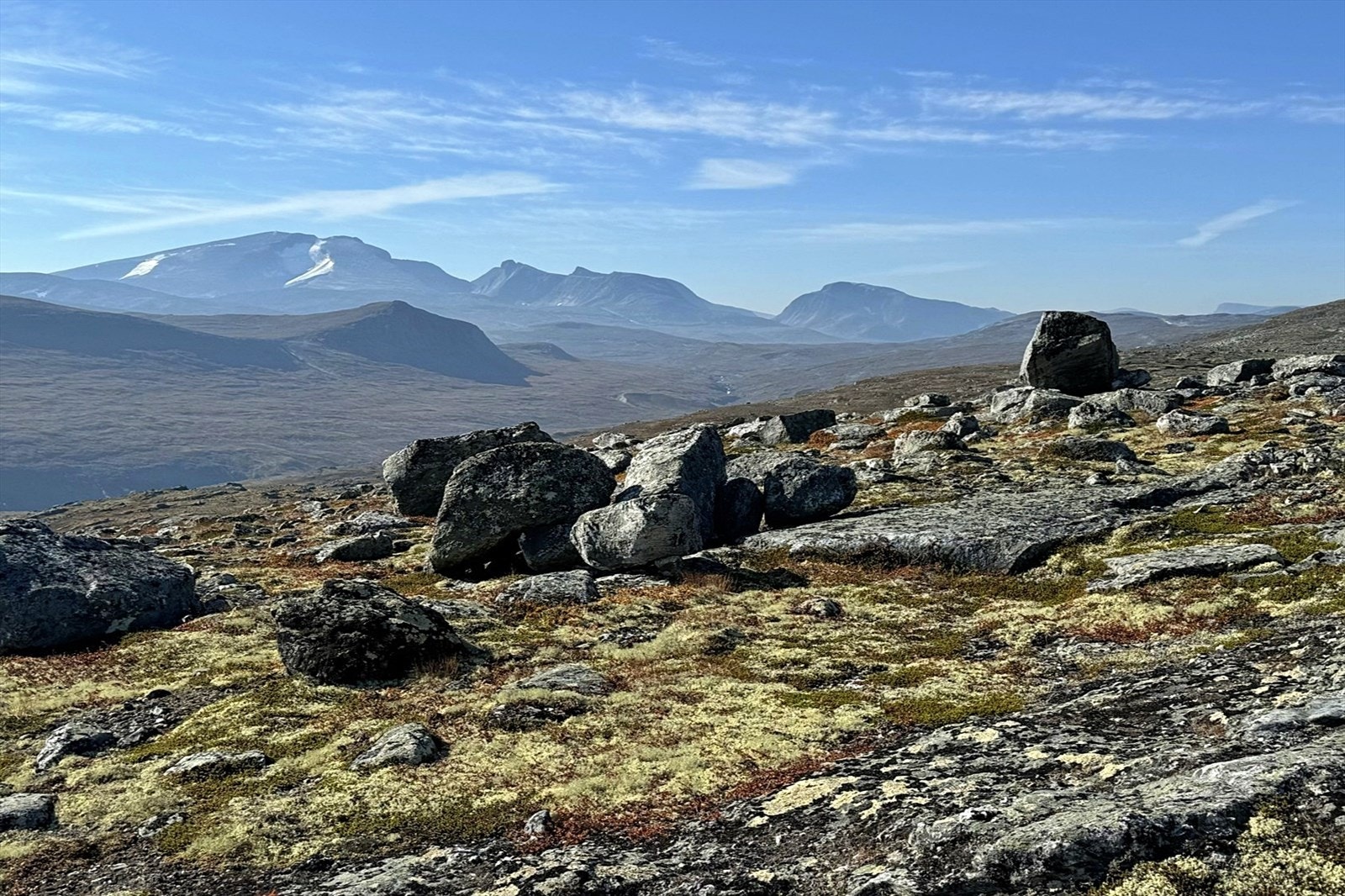 Omgivelsene er mektige - Her med Snøhetta og Svånnåtindan i sør (Foto: privat) Galleribilde