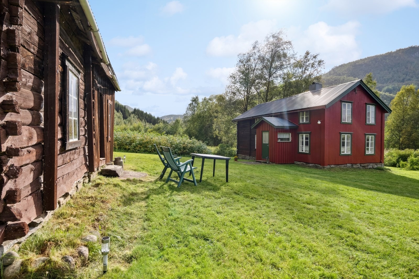 Fra uthuset og mot boligen Galleribilde