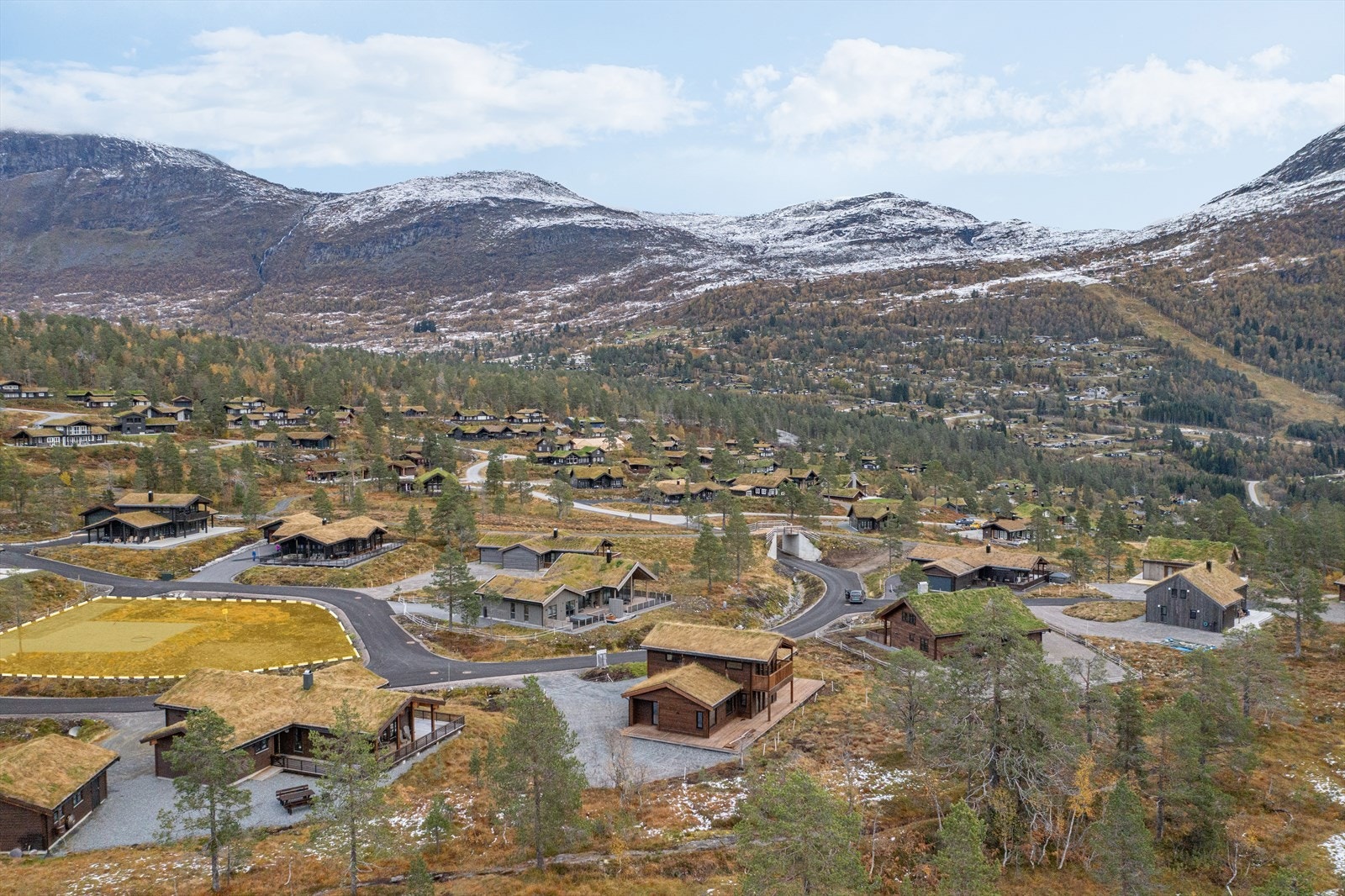 Eiendommen har beliggenhet i et etablert hyttefelt, omgitt av mektig fjellnatur og lune skogsområder Galleribilde