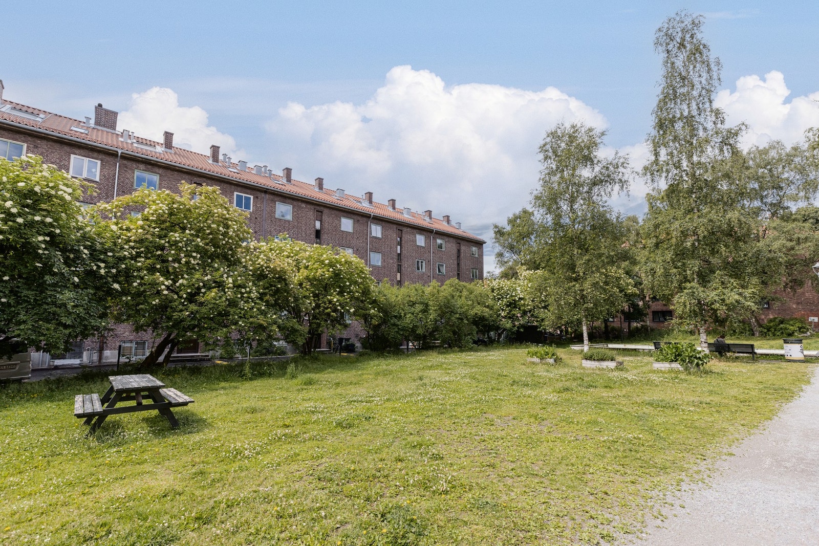 Her bor du like ved de sjarmerende kolonihagene på Rodeløkka, med vakre grøntområder rett utenfor døren. Galleribilde