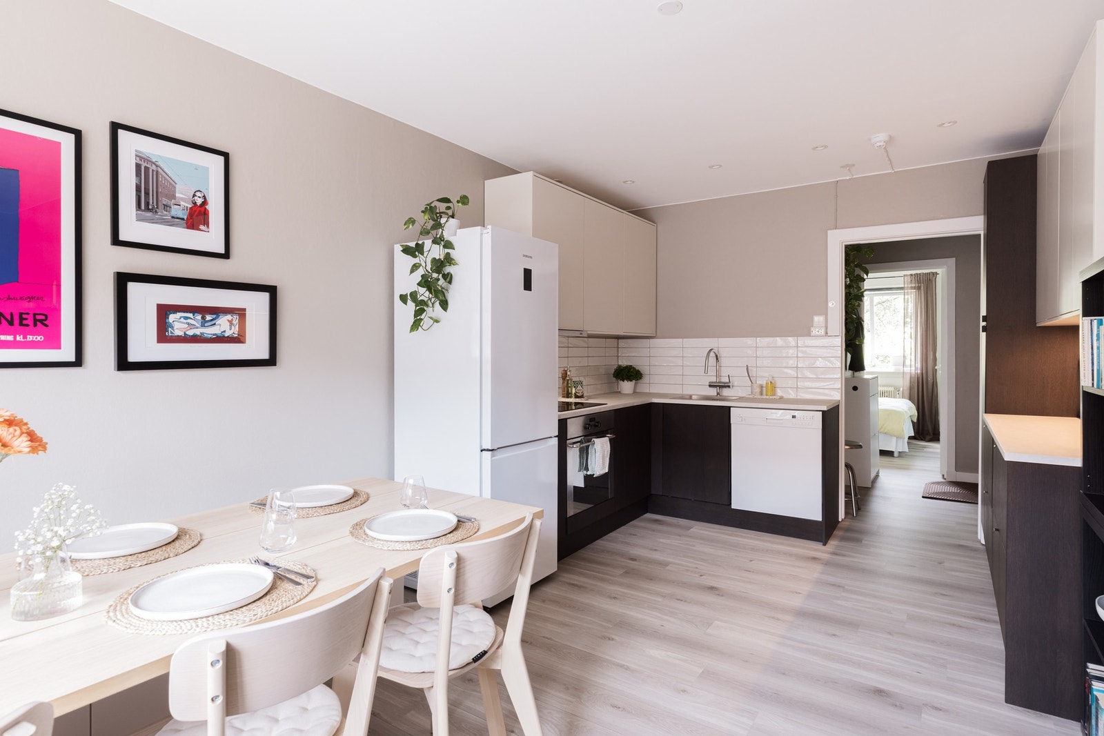 Kjøkkenet ligger i åpen løsning mot stuen og ble oppgradert i 2024 med moderne innredning fra Epoq. Galleribilde