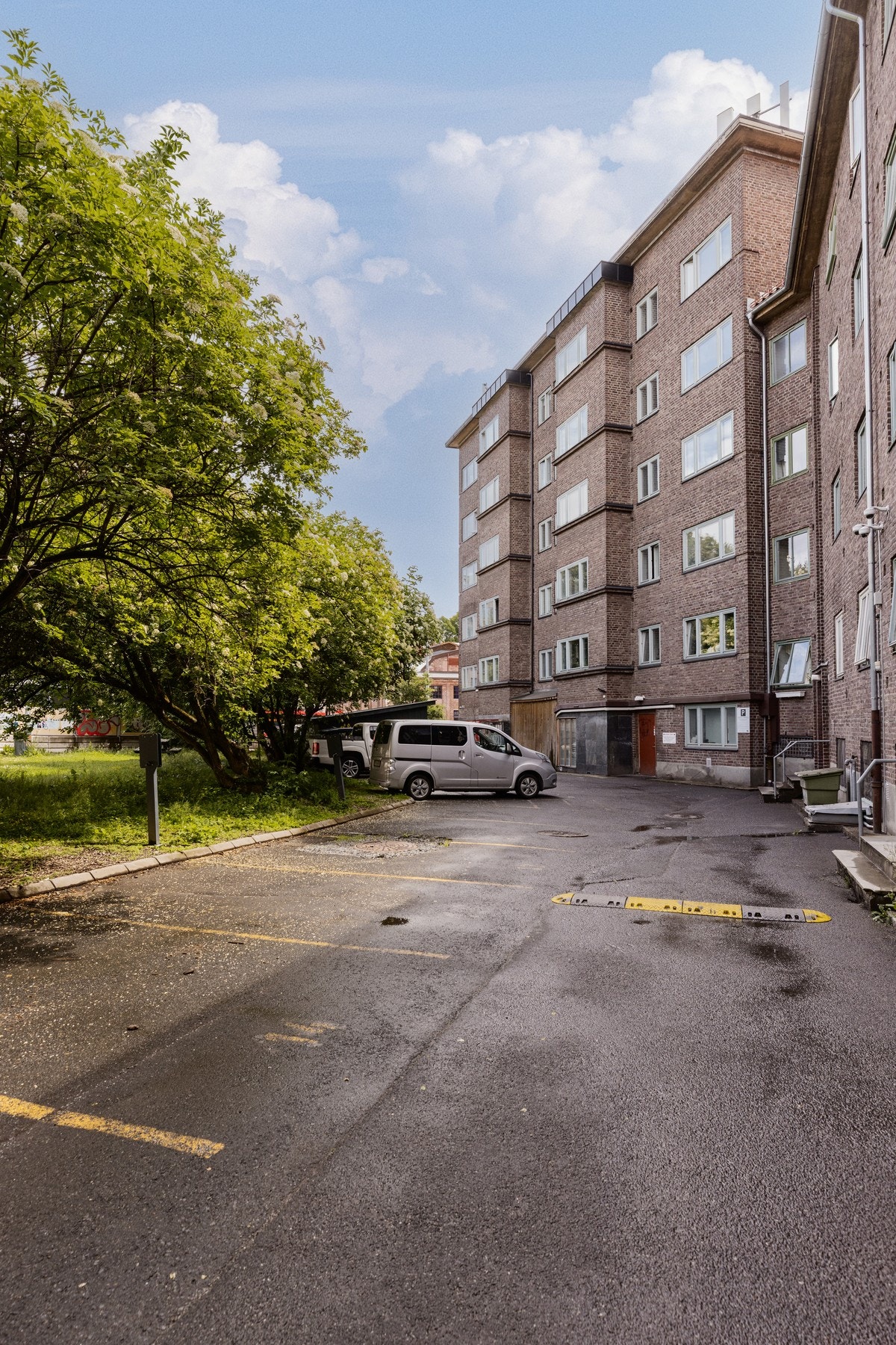 Sameiene Christian Michelsens gate 1 og 3 tilbyr utleie av et begrenset antall parkeringsplasser i bakgården, inkludert seks plasser med ladestasjoner for elbiler. Galleribilde