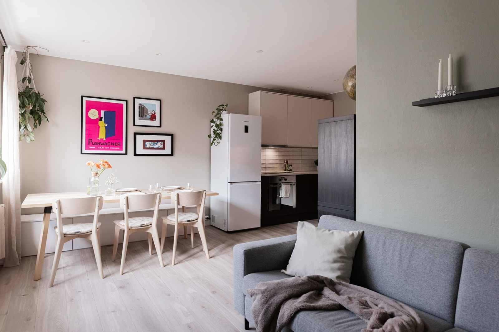 Leiligheten har delikate fargevalg og enstavs laminat fra 2023. Galleribilde