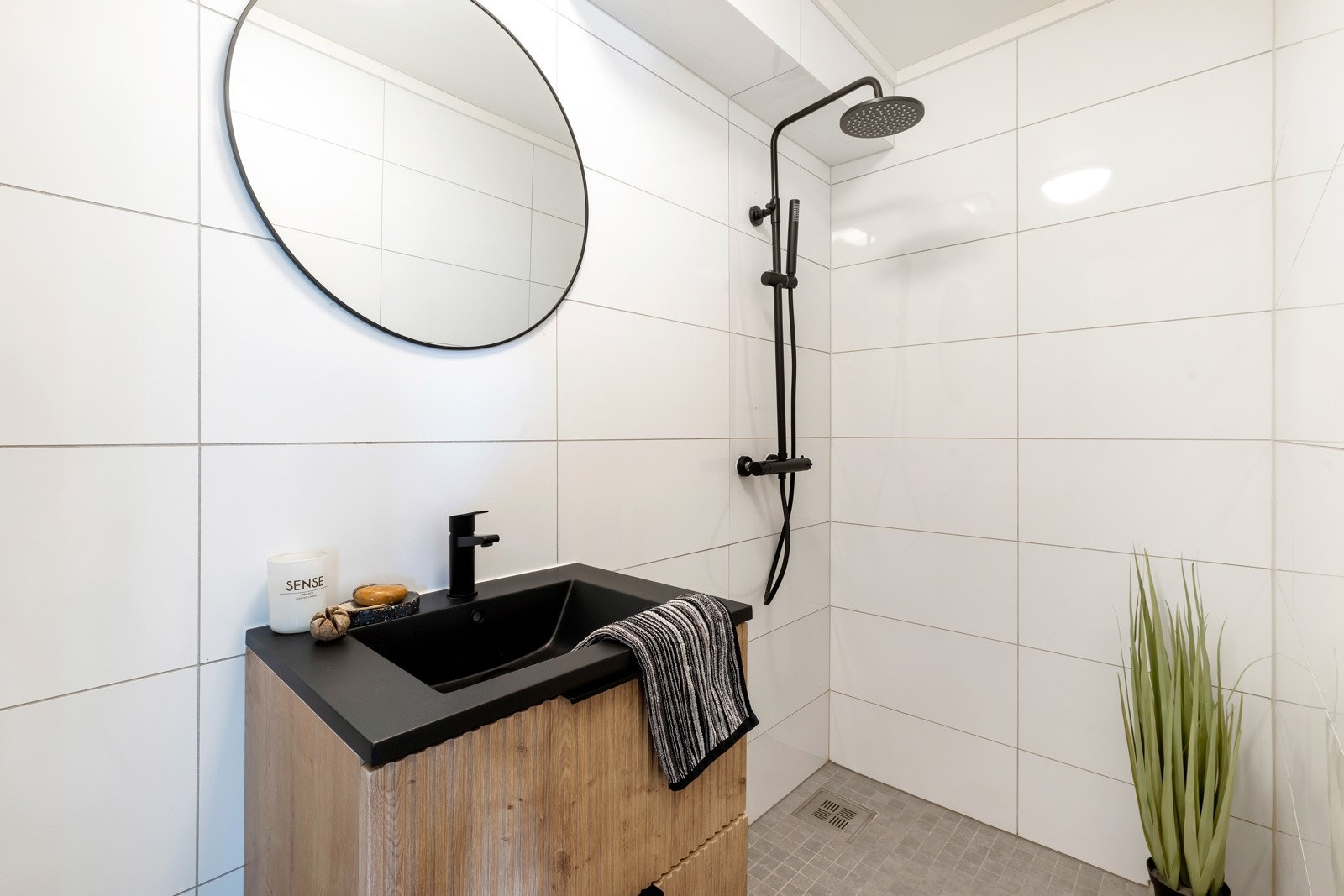 Stilrent bad med toalett, baderomsinnredning og dusjhjørne Galleribilde