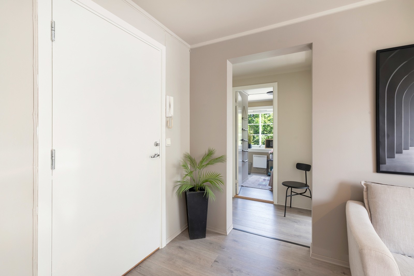 Fra stua er det inngang til leilighetens to soverom og bad Galleribilde