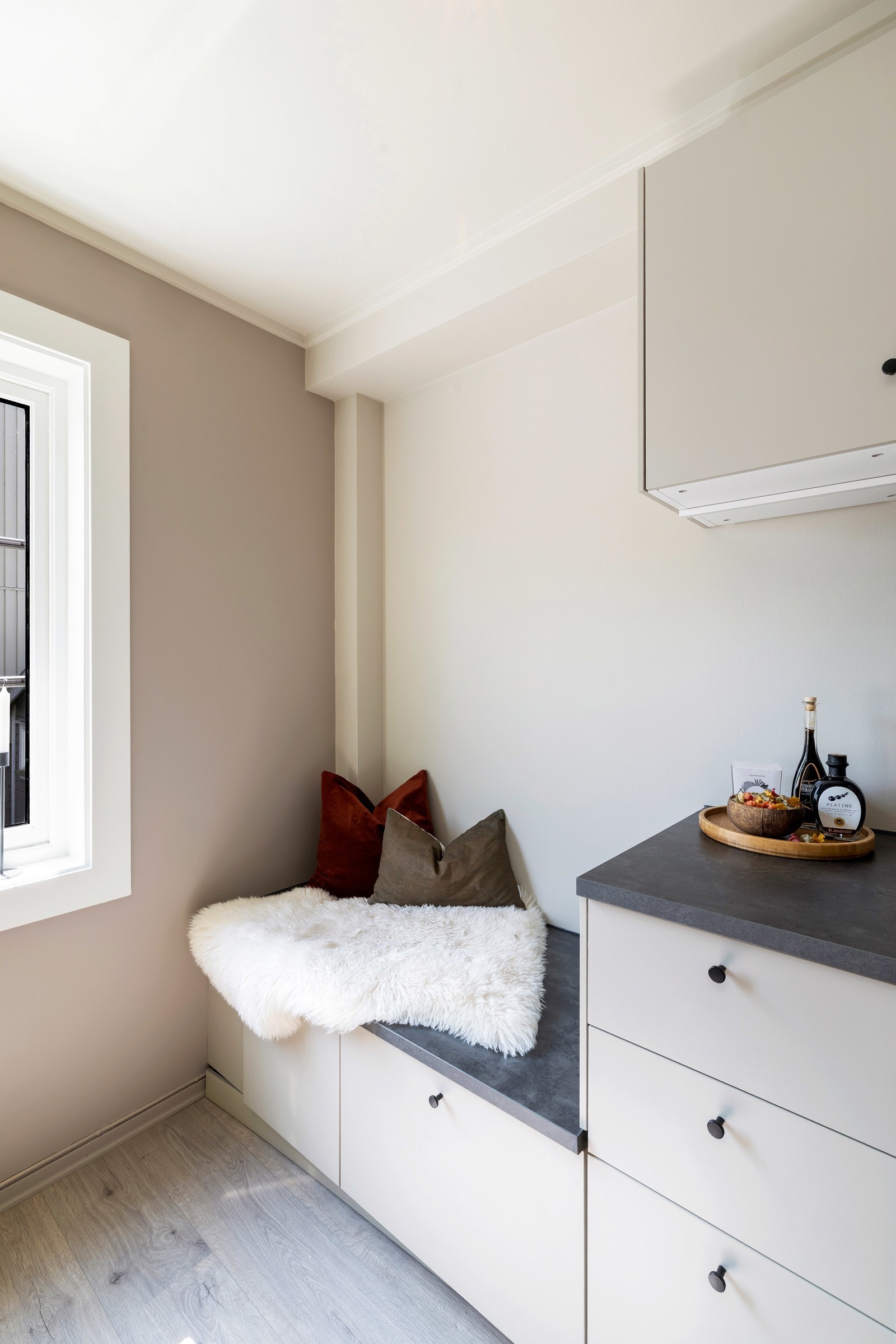 På den ene enden av kjøkkenet er innredningen senket ned til en praktisk benk Galleribilde