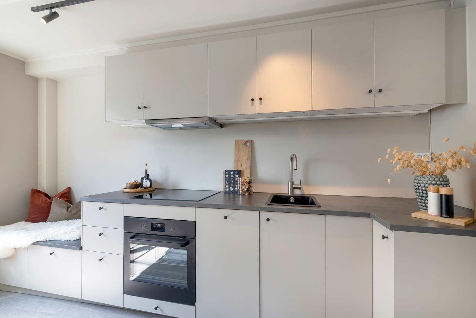 Kjøkkenet er praktisk med blant annet rikelig med lagringsplass Galleribilde