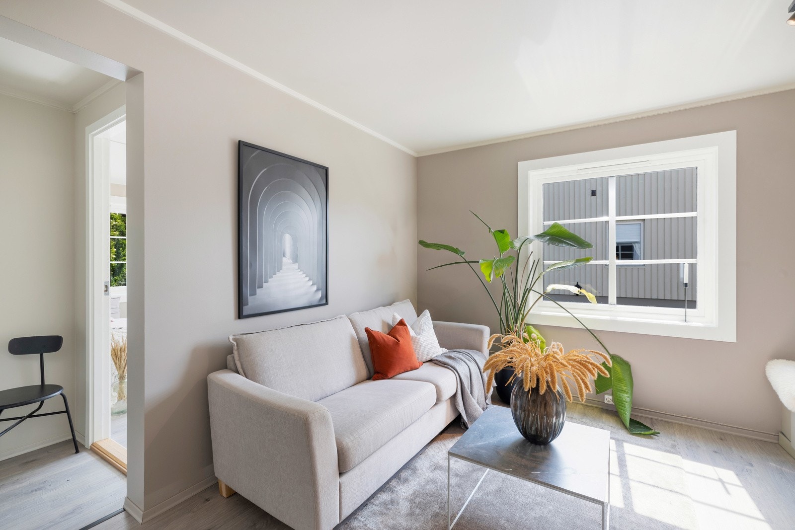 Leiligheten er nylig pusset opp og inneholder kombinert stue og kjøkken, 2 soverom og bad Galleribilde