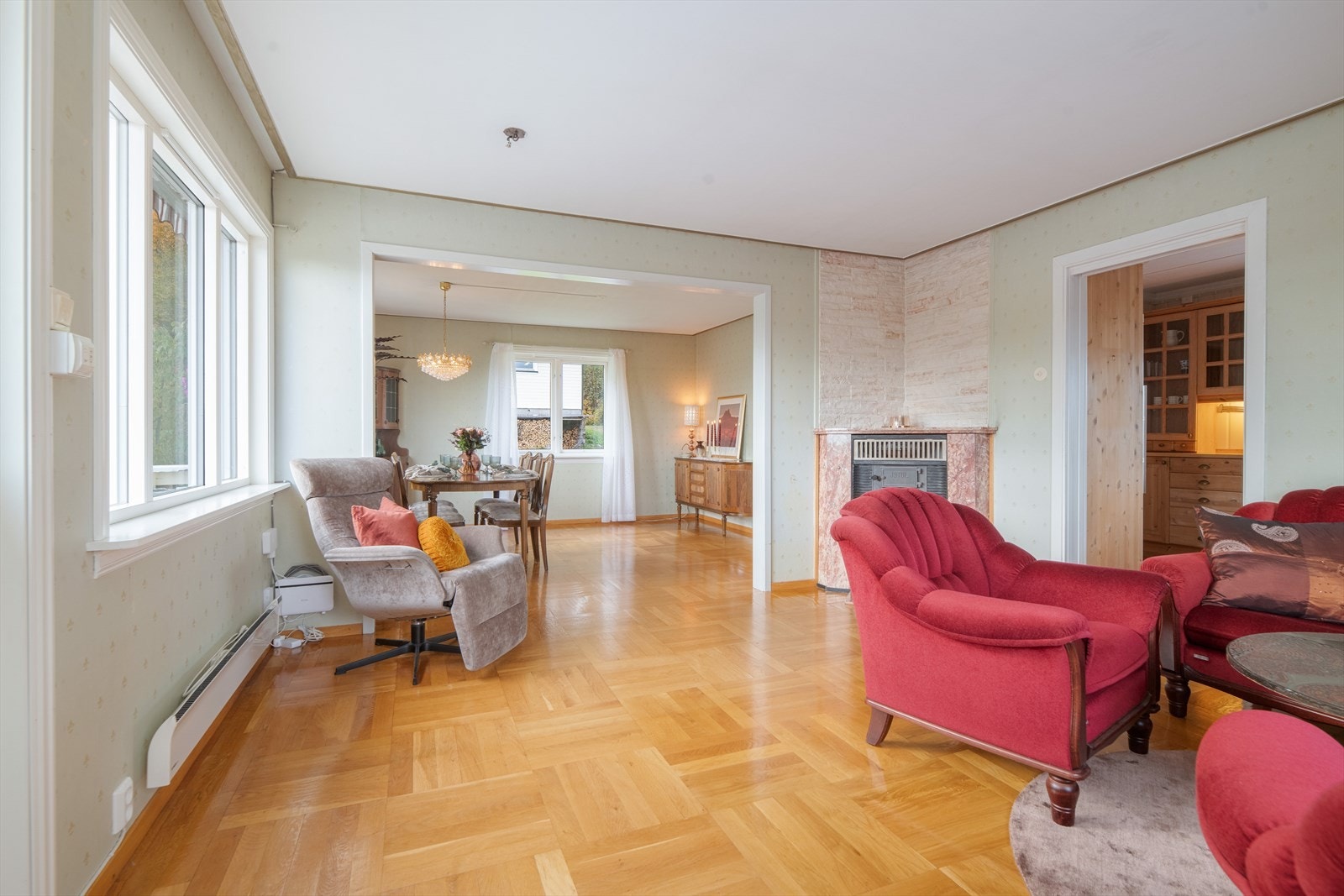 Boligen har en lys og luftig stue som er todelt, med dagligstue og spisestue. Galleribilde