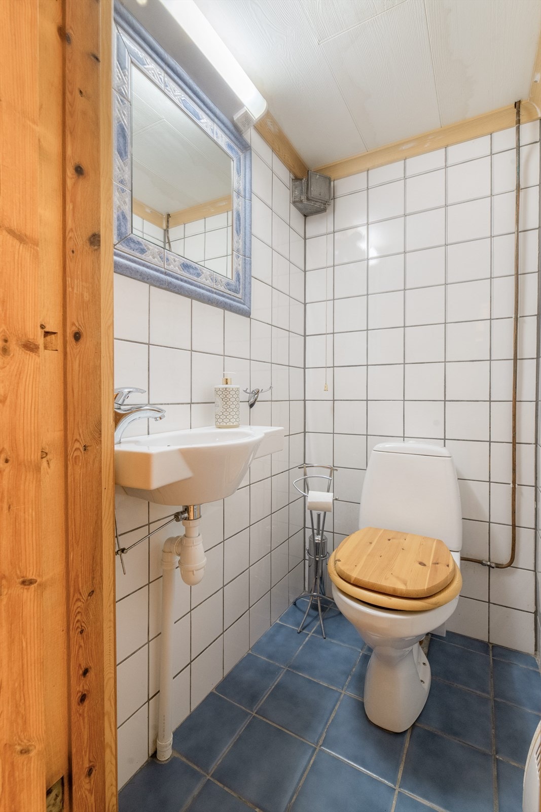 Det er også eget toalettrom i kjelleretasjen, som er innredet med servant og toalett. Galleribilde