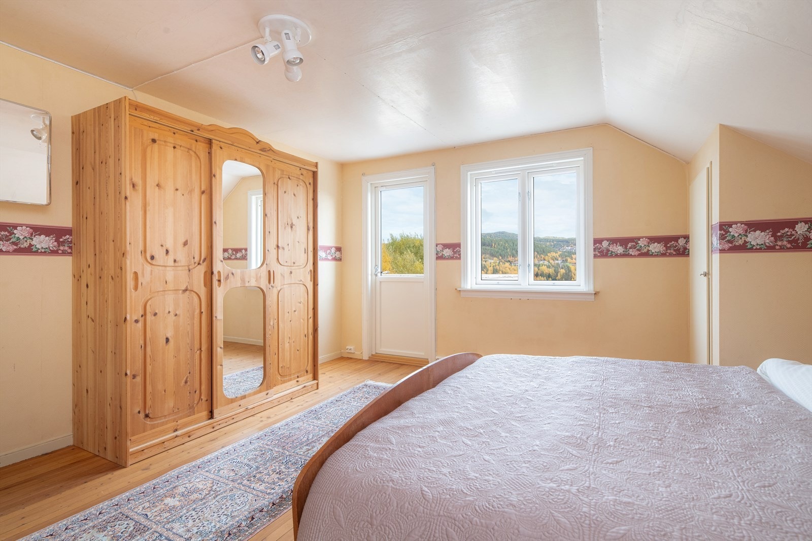 Boligen har tre gode soverom, og fra hovedsoverommet er det utgang til veranda på ca. 14 m2. Galleribilde