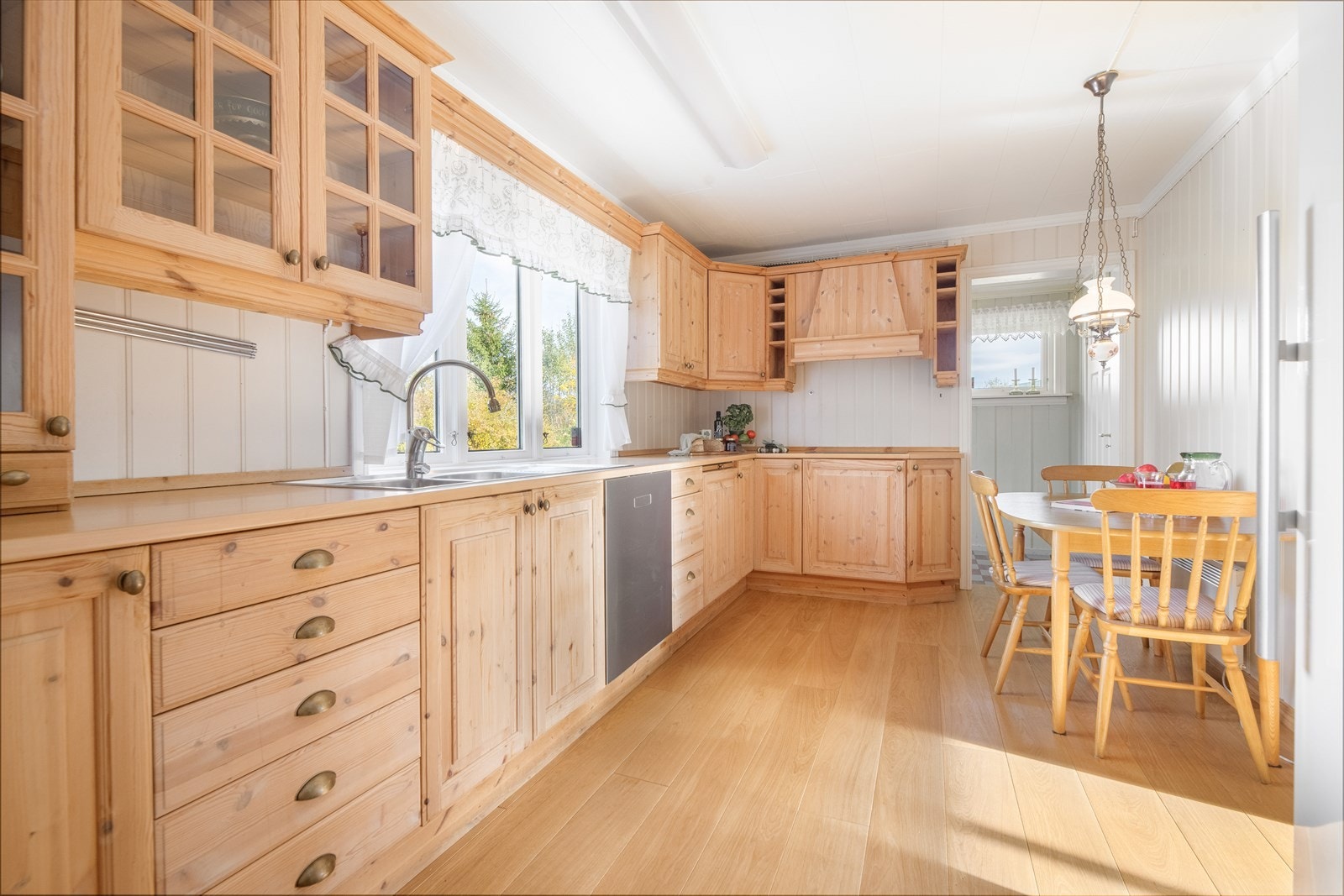 Solid kjøkken med integrerte hvitevarer som platetopp, stekeovn og avsatt plass til frittstående oppvaskmaskin og kjøl/fryseskap. Hyggelig spiseplass og det er gode arbeidsflater på laminerte benkeplater. Galleribilde