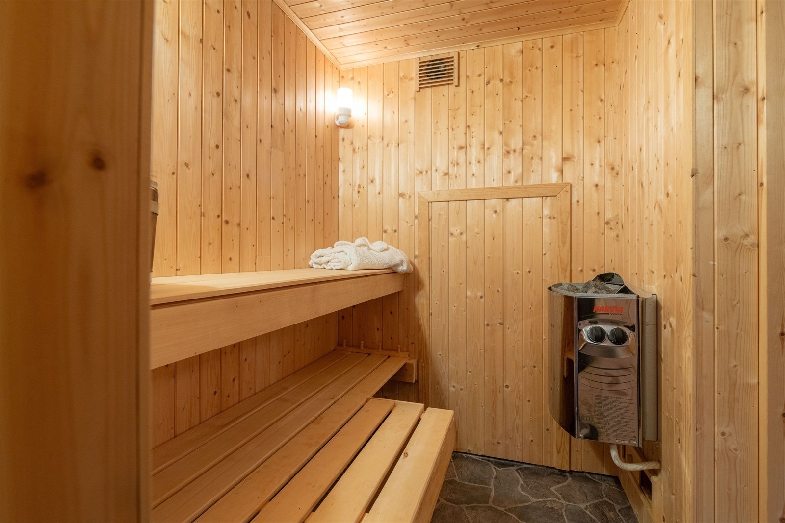 Det er panel på vegger og i tak. Inntil badstua er det opparbeidet et helfliset dusjrom med dusj på vegg. Galleribilde