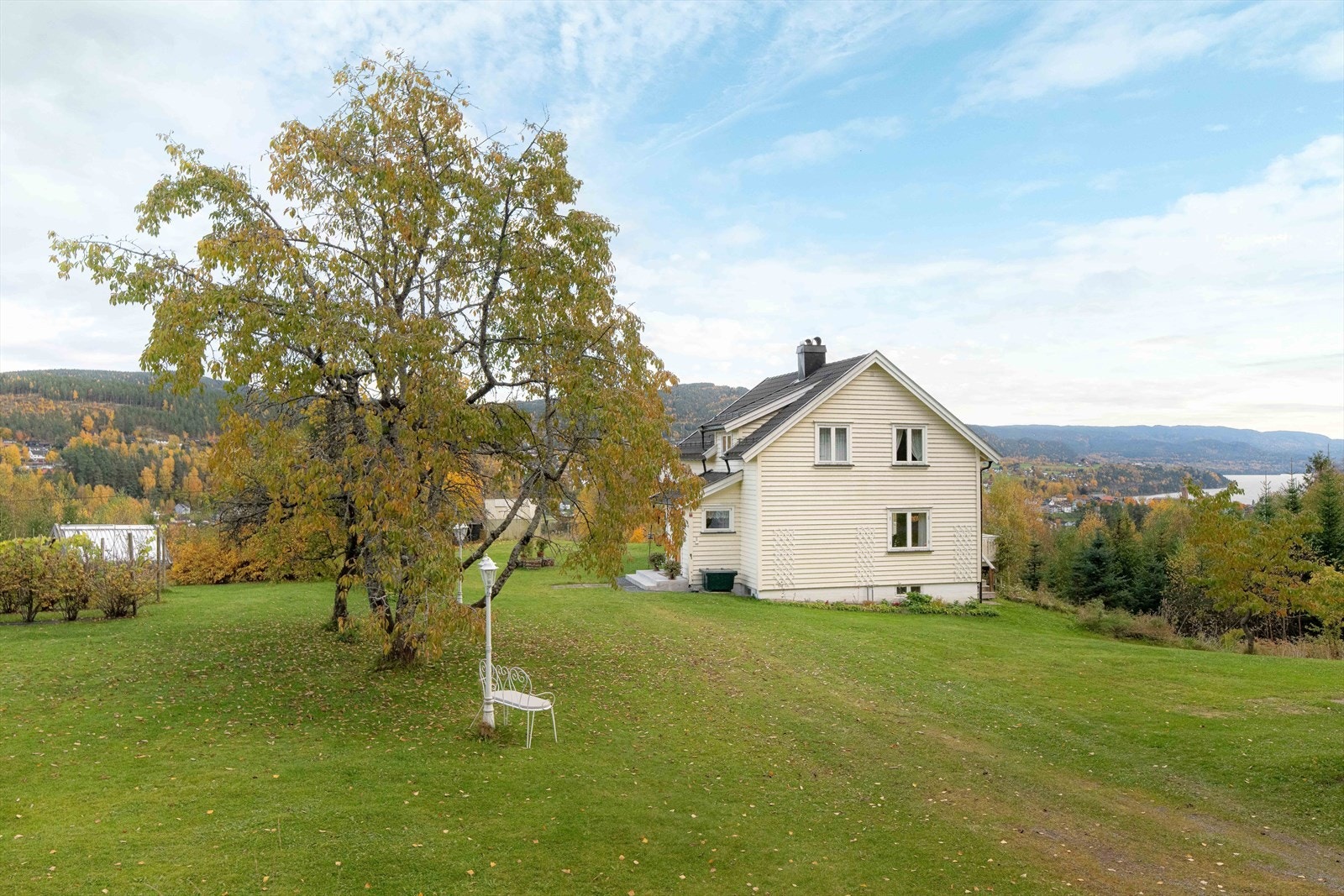 Fantastisk tun mellom bolig og driftsbygning. Galleribilde