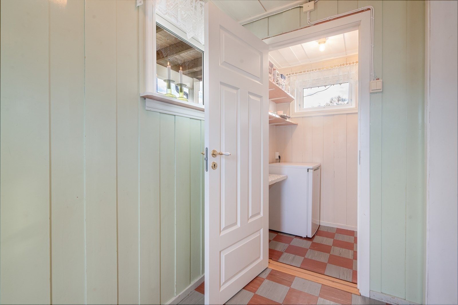 Tilliggende kjøkkenet ligger spisskammers og utgang. Galleribilde