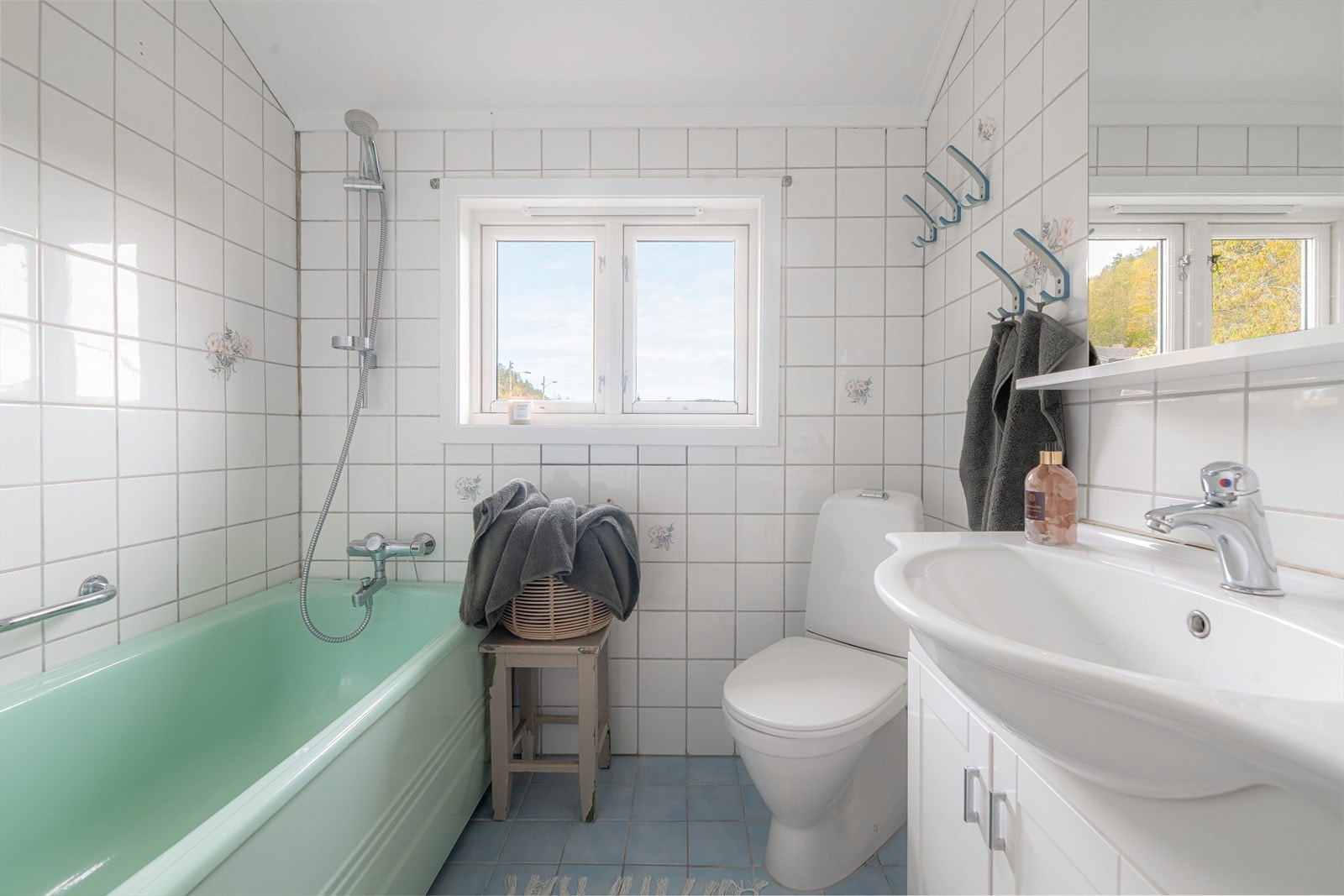 Badet er av eldre dato (1993), og er helfliset med varmekabler i gulvet. Her er det innredning med formstøpt vask, badekar og toalett. Det er naturlig ventilering. Galleribilde