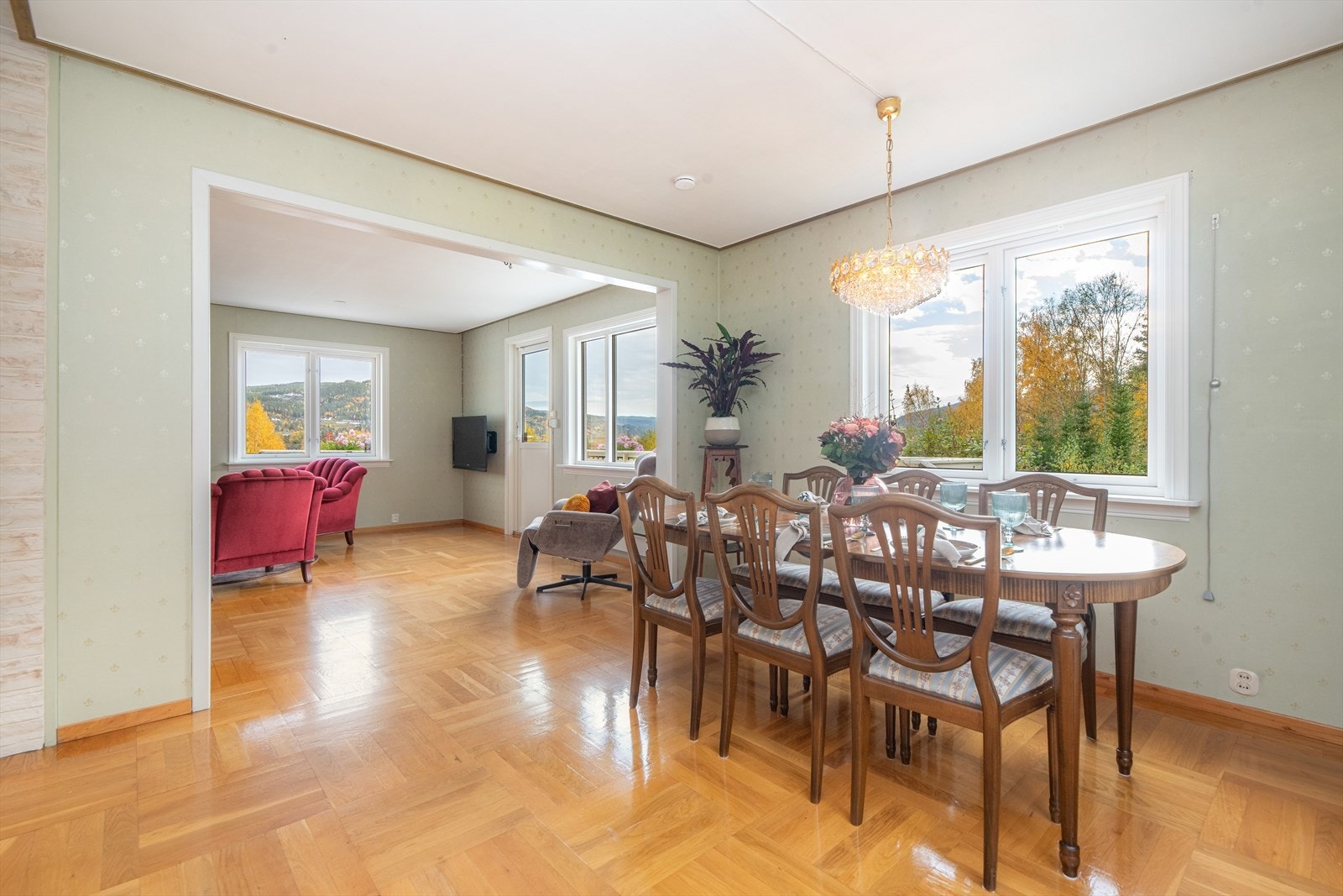 Stuene har gode vindusflater, med nydelig utsikt mot byen og Heddalsvannet. Galleribilde