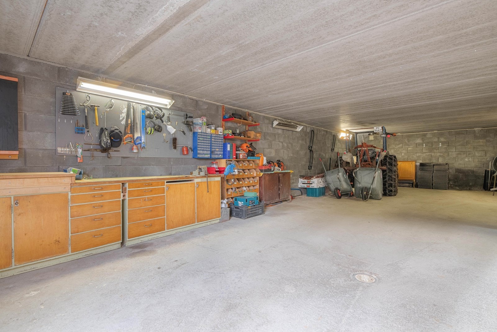 Kjelleren er innredet med verksted/lager og bad. Galleribilde