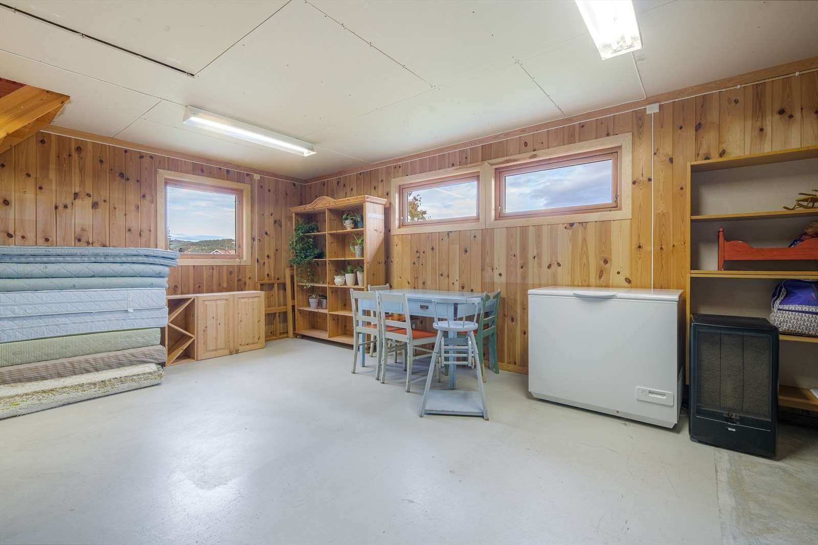 Del av garasjen er innredet som oppholdsrom med dør. Galleribilde