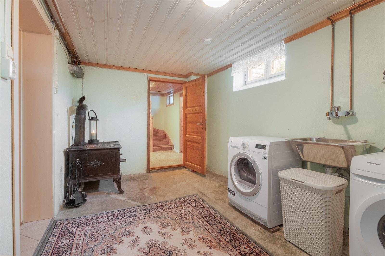 Vaskerommet er av eldre dato, med gulv av ubehandlet betong. Her er det opplegg for vaskemaskin og utslagsvask. Vegger av betong og tak med panel. Rommet har vedovn som varmekilde. Galleribilde