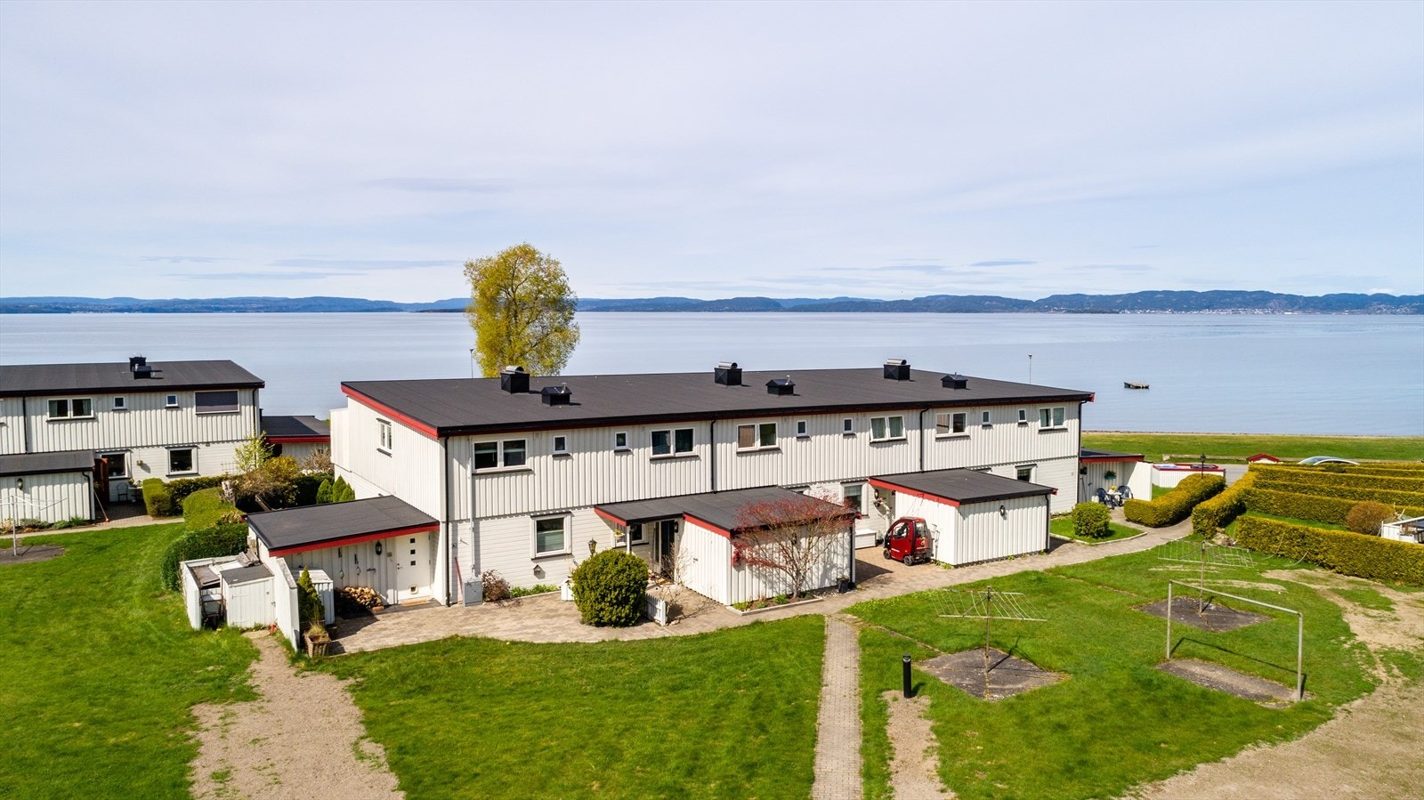 Fantastisk beliggenhet med sjøen i umiddelbar nærhet Galleribilde
