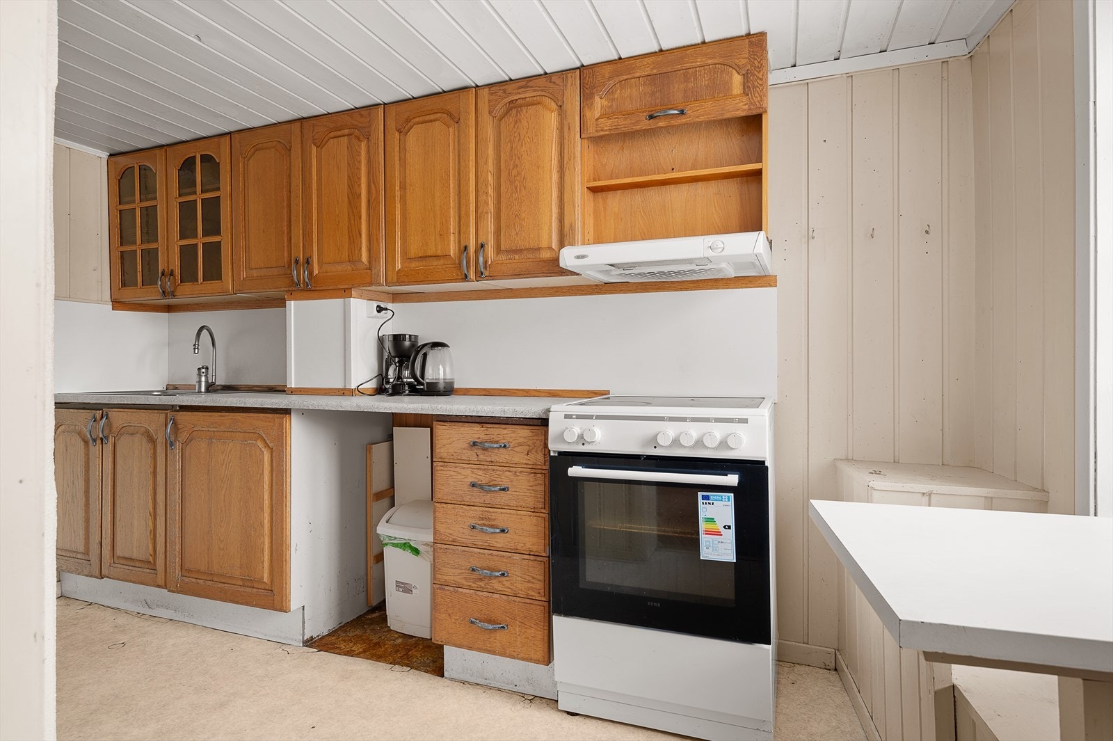 Kjøkkenet har innredning med eikefronter og laminat benkeplate. Galleribilde