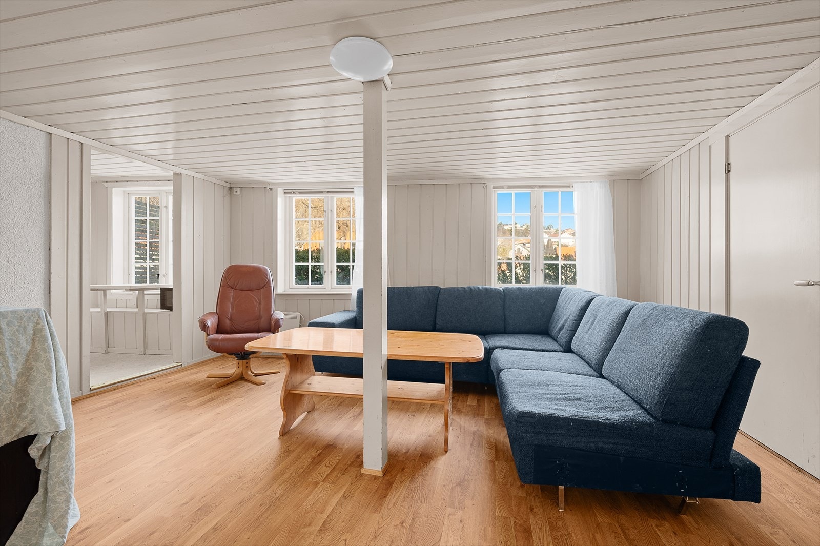 Boligen består av 2 leiligheten. Leiligheten i 1. etg. inneholder:
Disponibelt rom, bad/vaskerom, stue, kjøkken, 2 soverom. Galleribilde