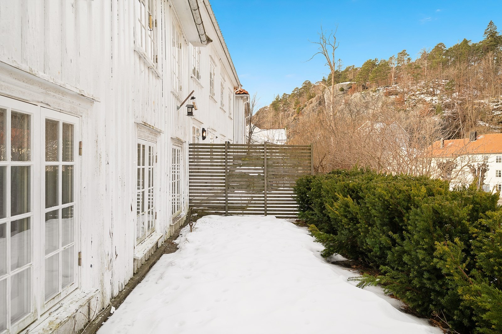 Eiendommen disponerer en flott uteplass (platting/terrasse) på nordsiden. Galleribilde