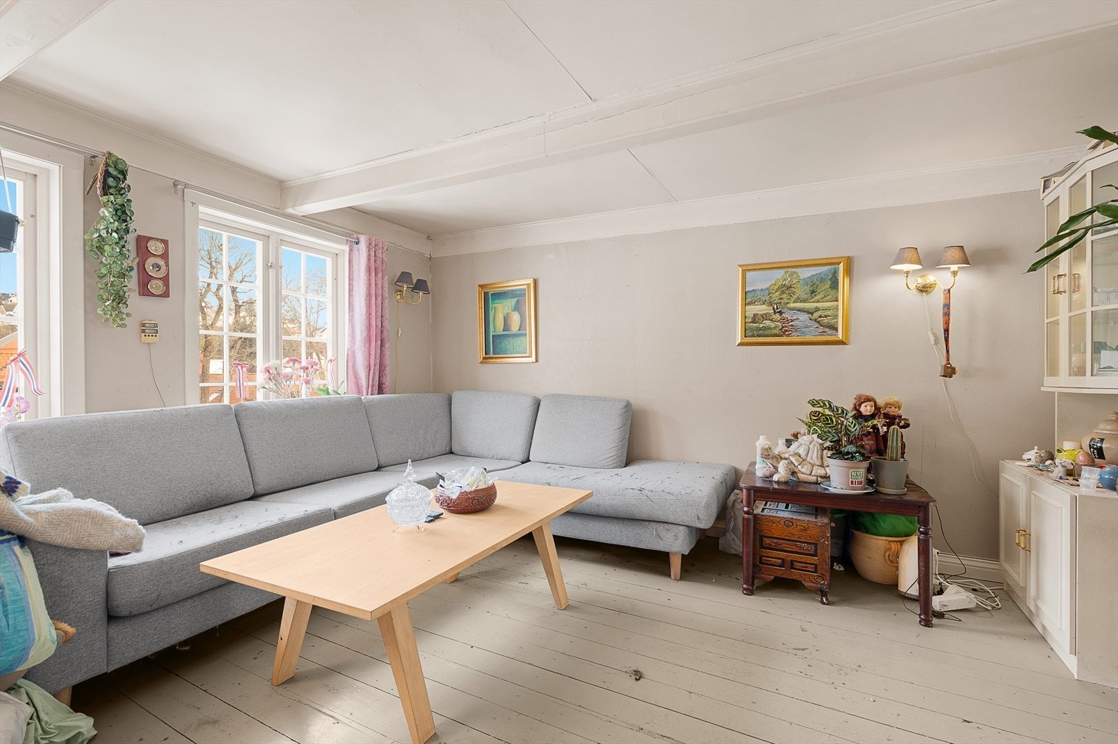 Leiligheten i 2. og 3. etg. inneholder: gang, 3 stuer, kjøkken, disponibelt rom, bad, soverom. Galleribilde