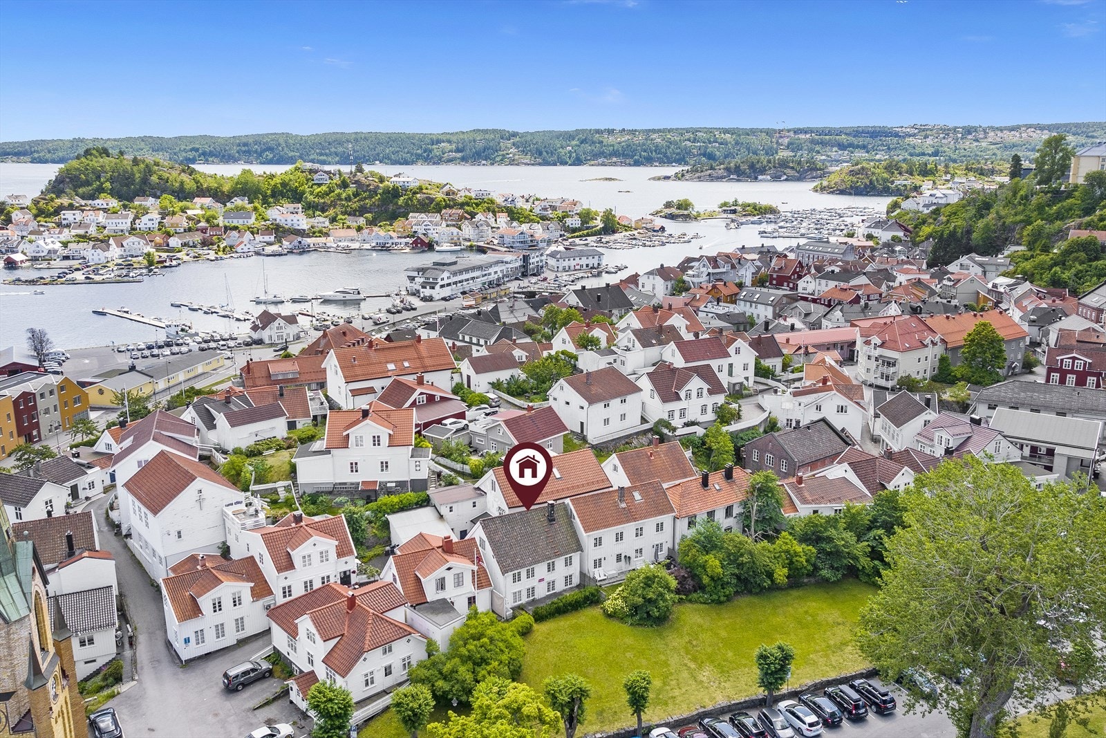 Ca. 3 min gange til Kragerø sentrum og gangavstand til fasiliteter som skoler, barnehage, svømmehall, idrettsanlegg og offentlige badeplasser i sjøen. Galleribilde