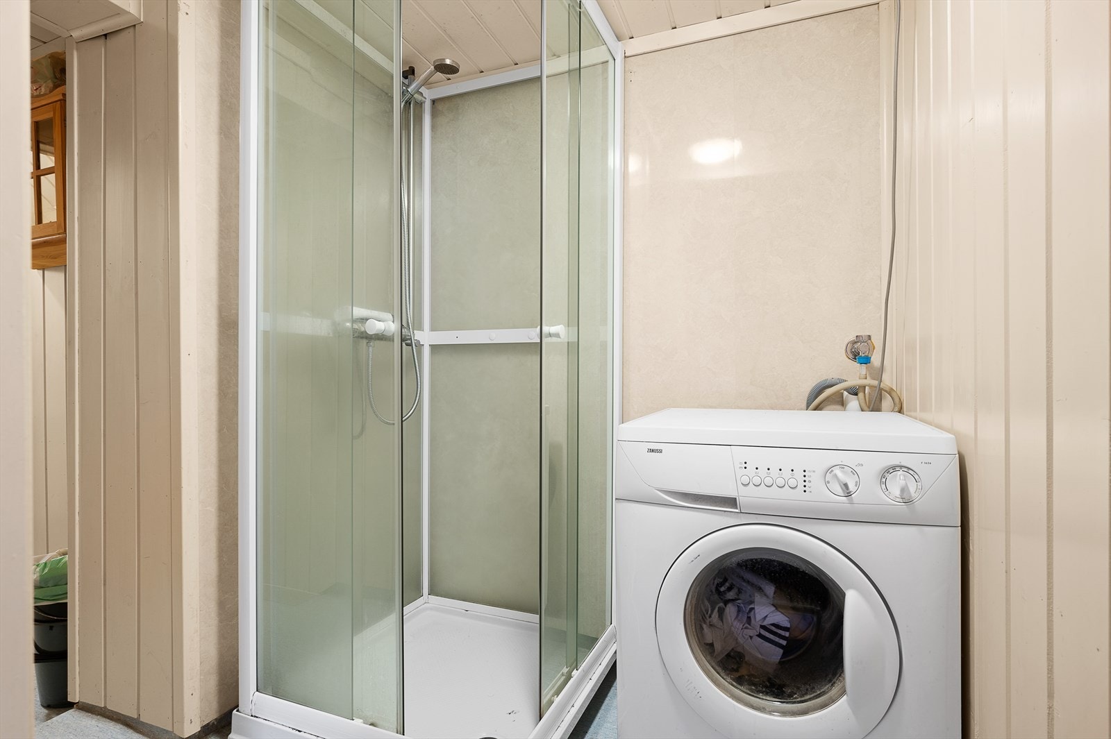 Bad med wc, håndvask og dusjkabinett. Opplegg for vaskemaskin. Galleribilde