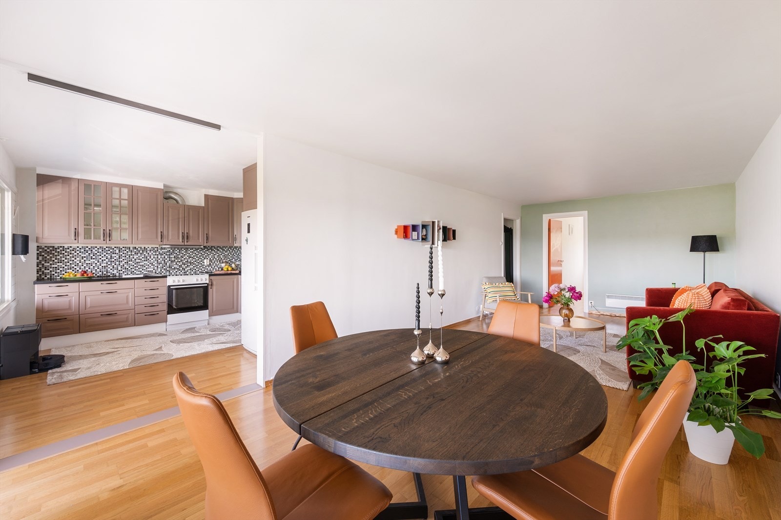 I forbindelse med oppgradering i 2024, ble veggen mellom stue og kjøkken fjernet, som har åpnet rommet ytterligere og skapt en mer sosial og åpen planløsning. Galleribilde