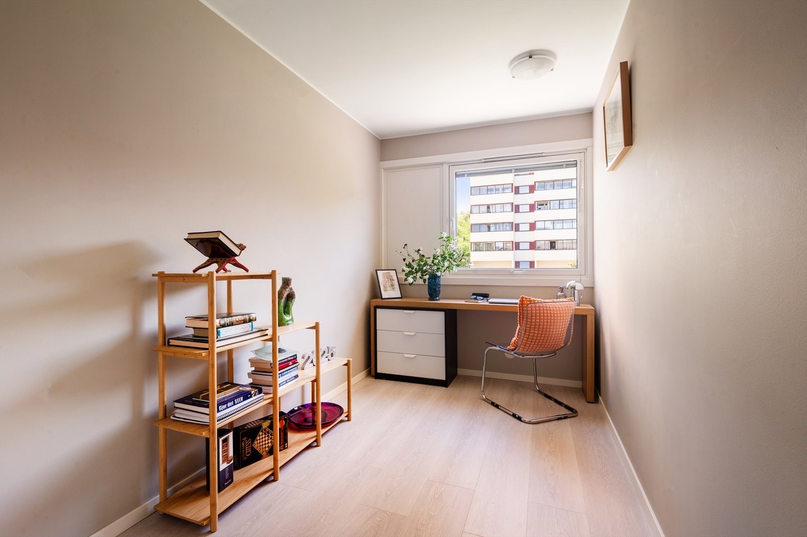 Soverom 3 er praktisk både som soverom og hjemmekontor med mye naturlig lysinnslipp Galleribilde