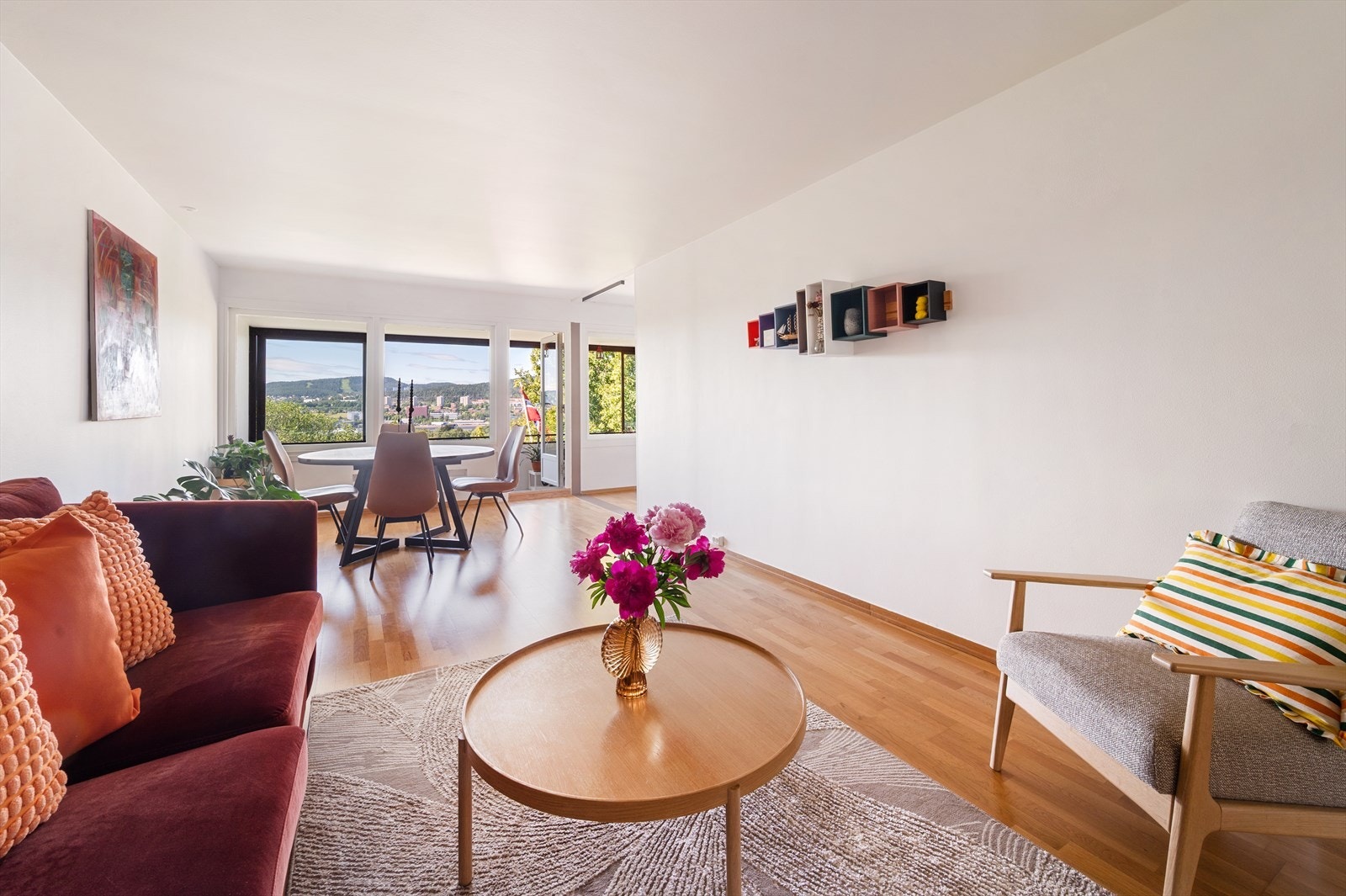 En stor 4-roms familieleilighet med bl.a. separat kjøkken, tre gode soverom, separat toalettrom og bad. Galleribilde