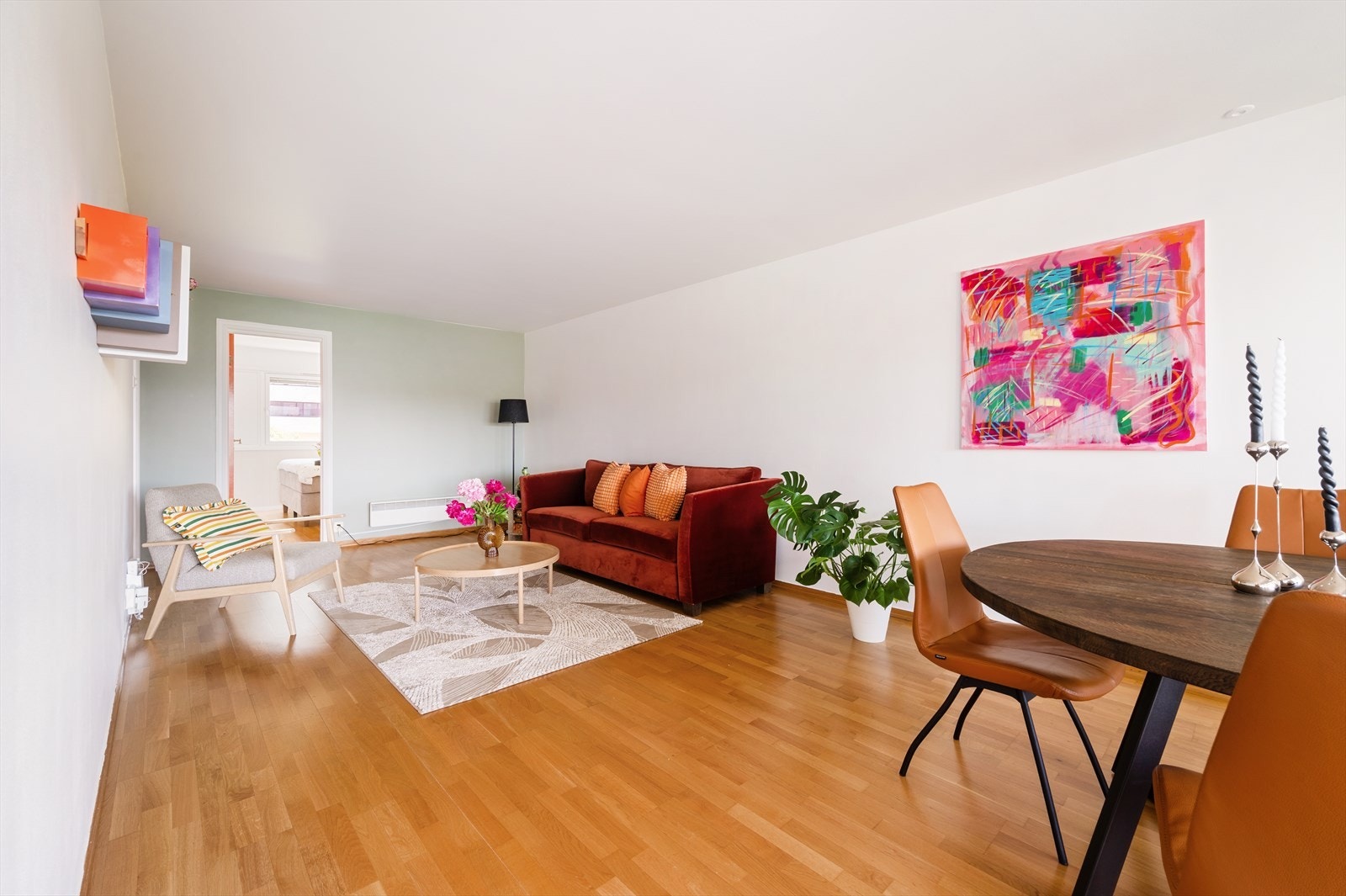 I 2024 ble hele stuen malt, noe som gir et friskt og moderne uttrykk. Galleribilde