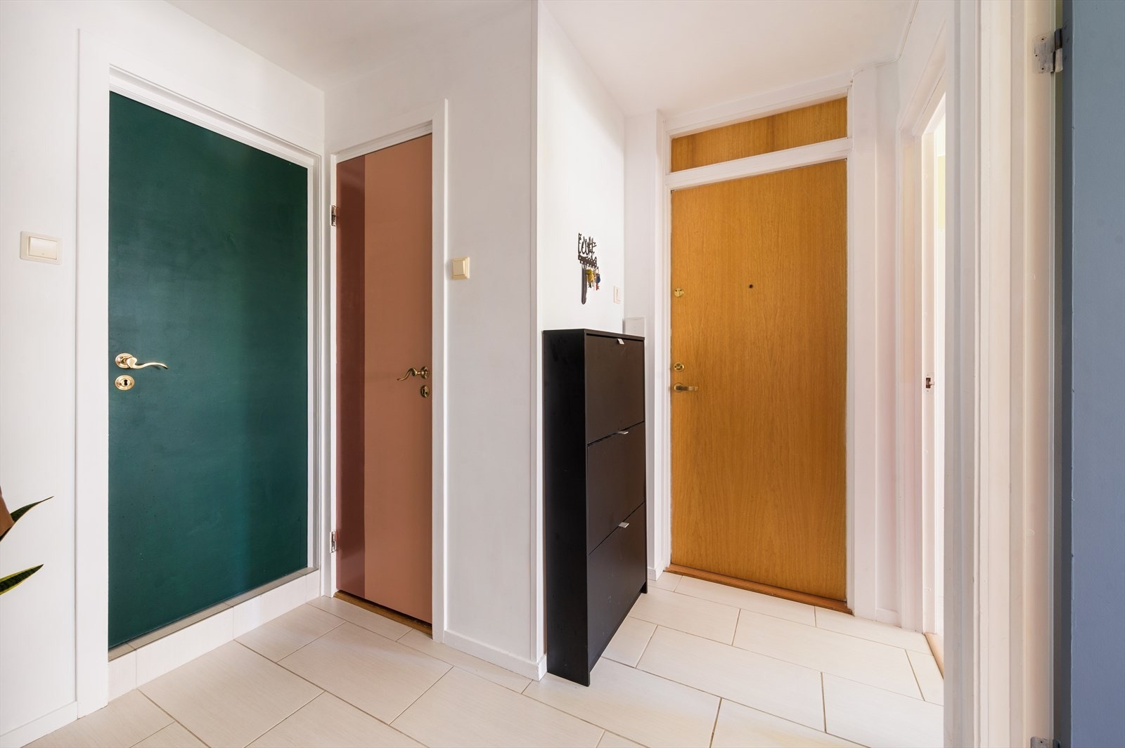 Lys og åpen entré som binder boligens rom sammen på en praktisk måte. Galleribilde