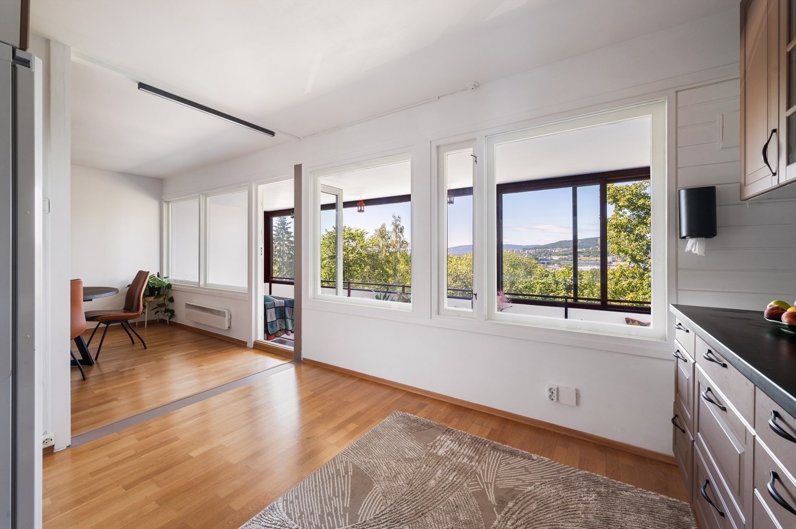 På kjøkkenet er det plass til stort spisebord om ønskelig. Galleribilde