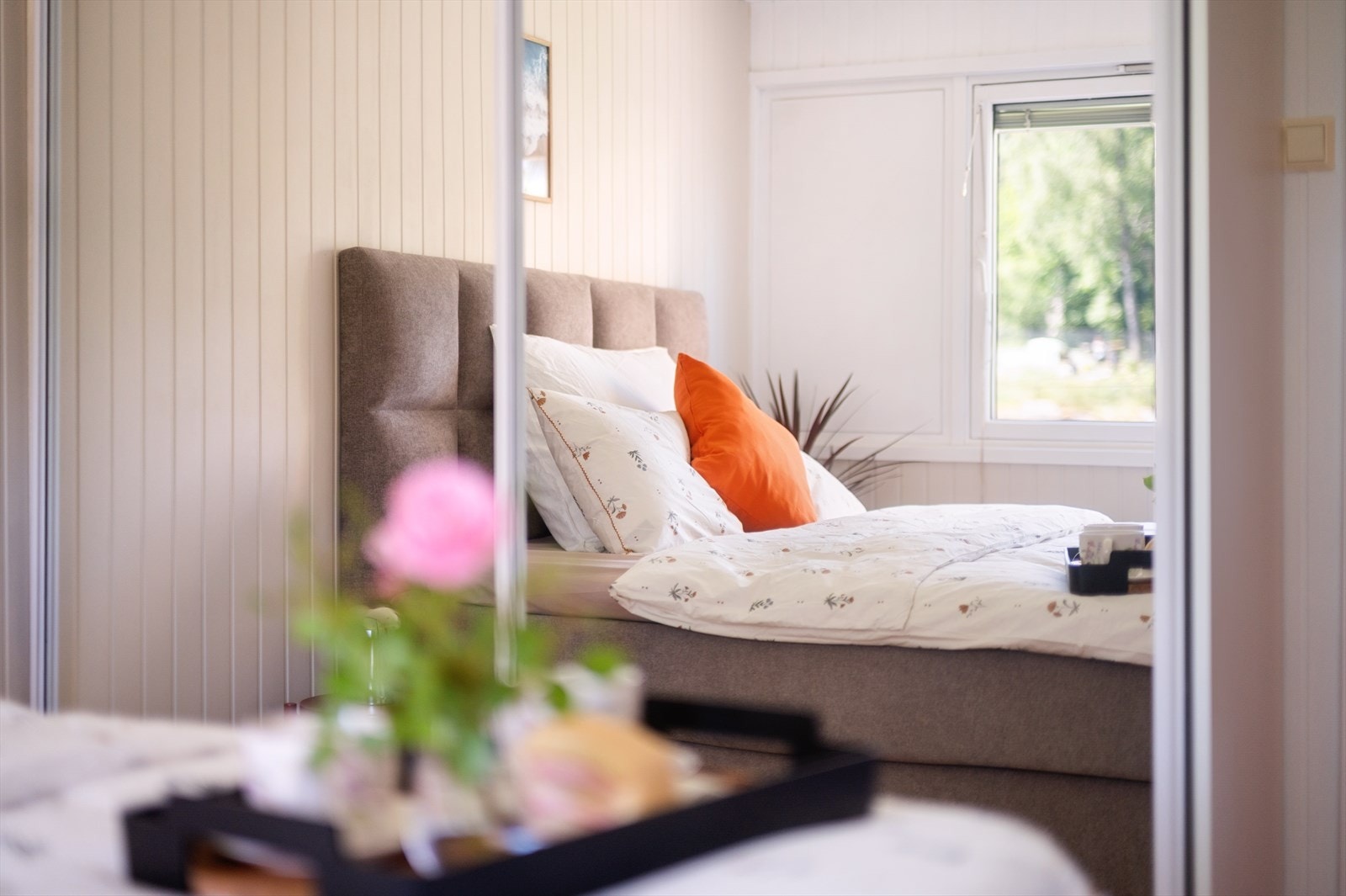 Hovedsoverommet er innredet med en smart garderobe løsning som gir god lagringsplass. Galleribilde