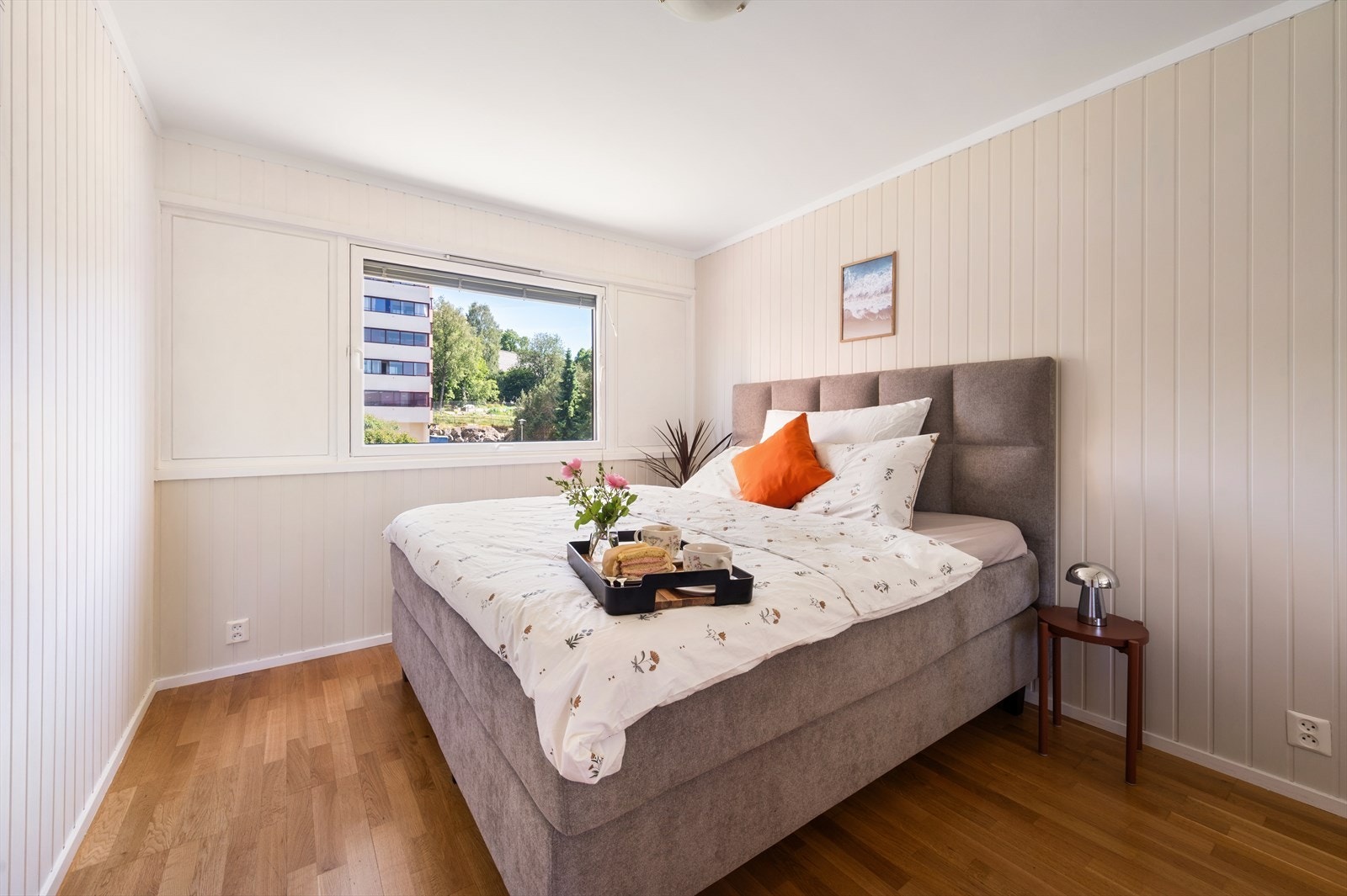 Her får du rikelig med naturlig lys og har god plass til dobbeltseng og/evt. oppbevaringsmøbel. Galleribilde